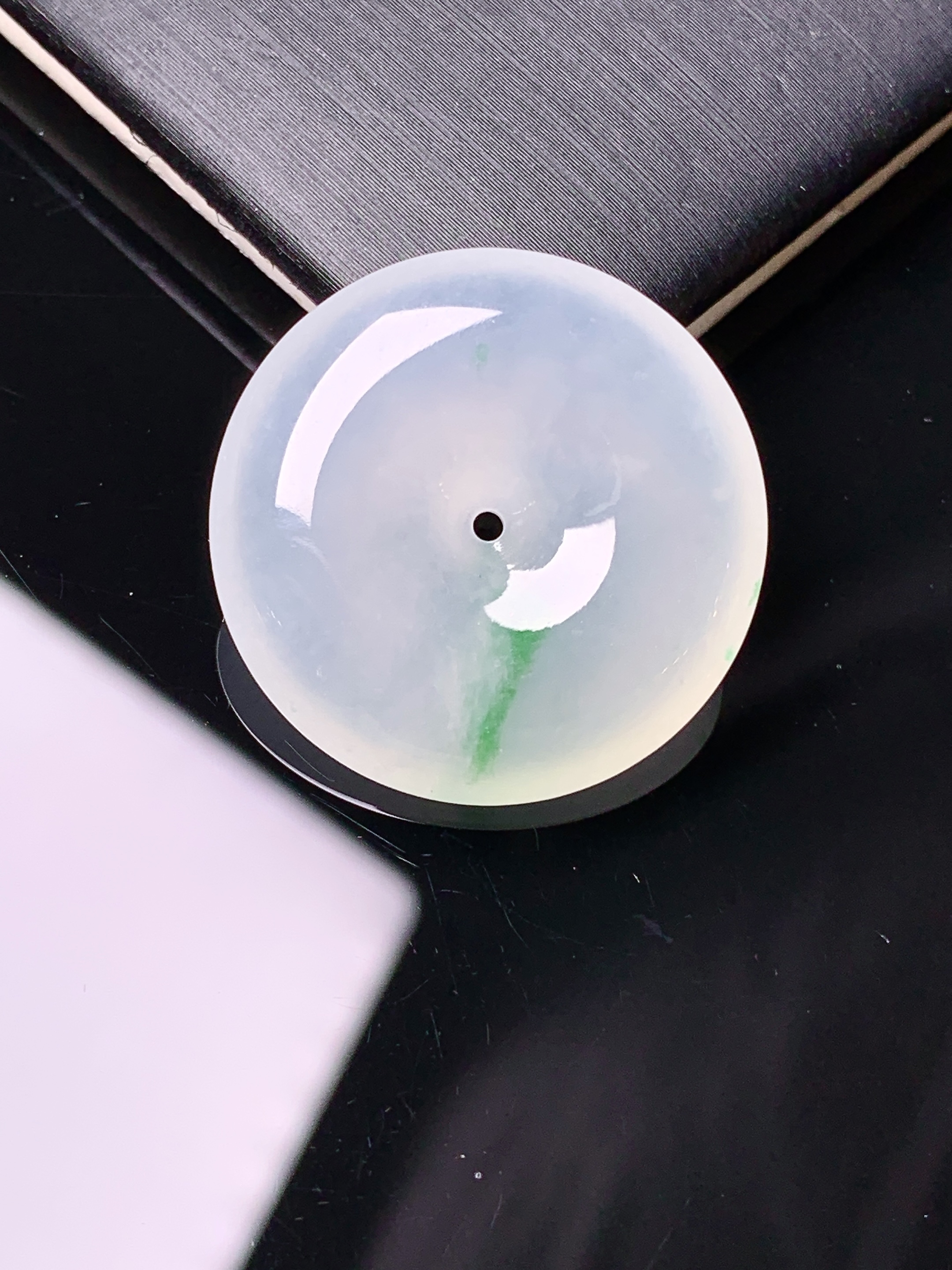 冰种平安扣吊坠 玉质细腻 色泽艳丽清新 水润亮眼 整体尺寸24.3*5.5x1