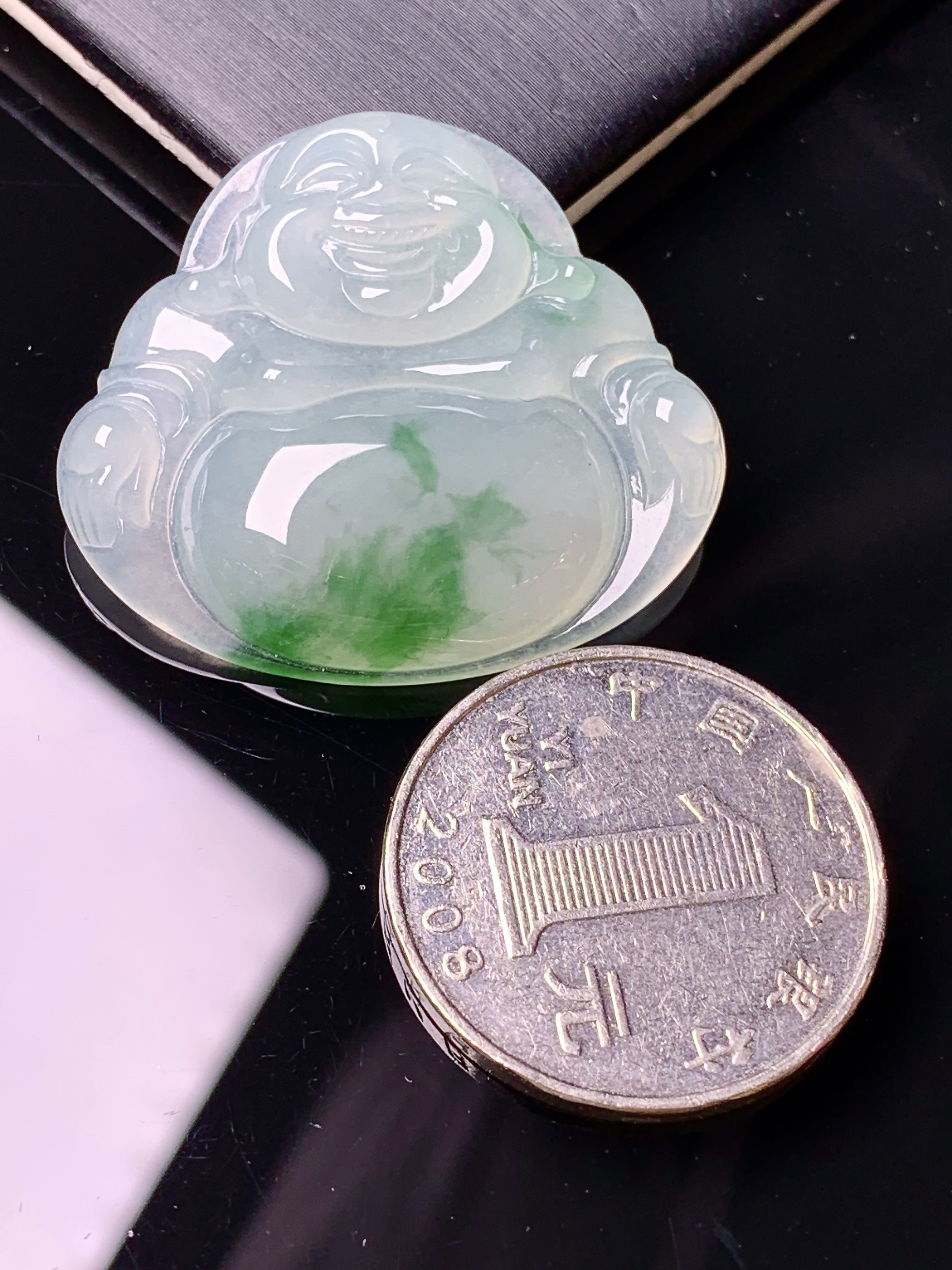 飘绿佛公吊坠 玉质细腻 色泽艳丽清新 水润亮眼 整体尺寸31.2*34.8*6x1