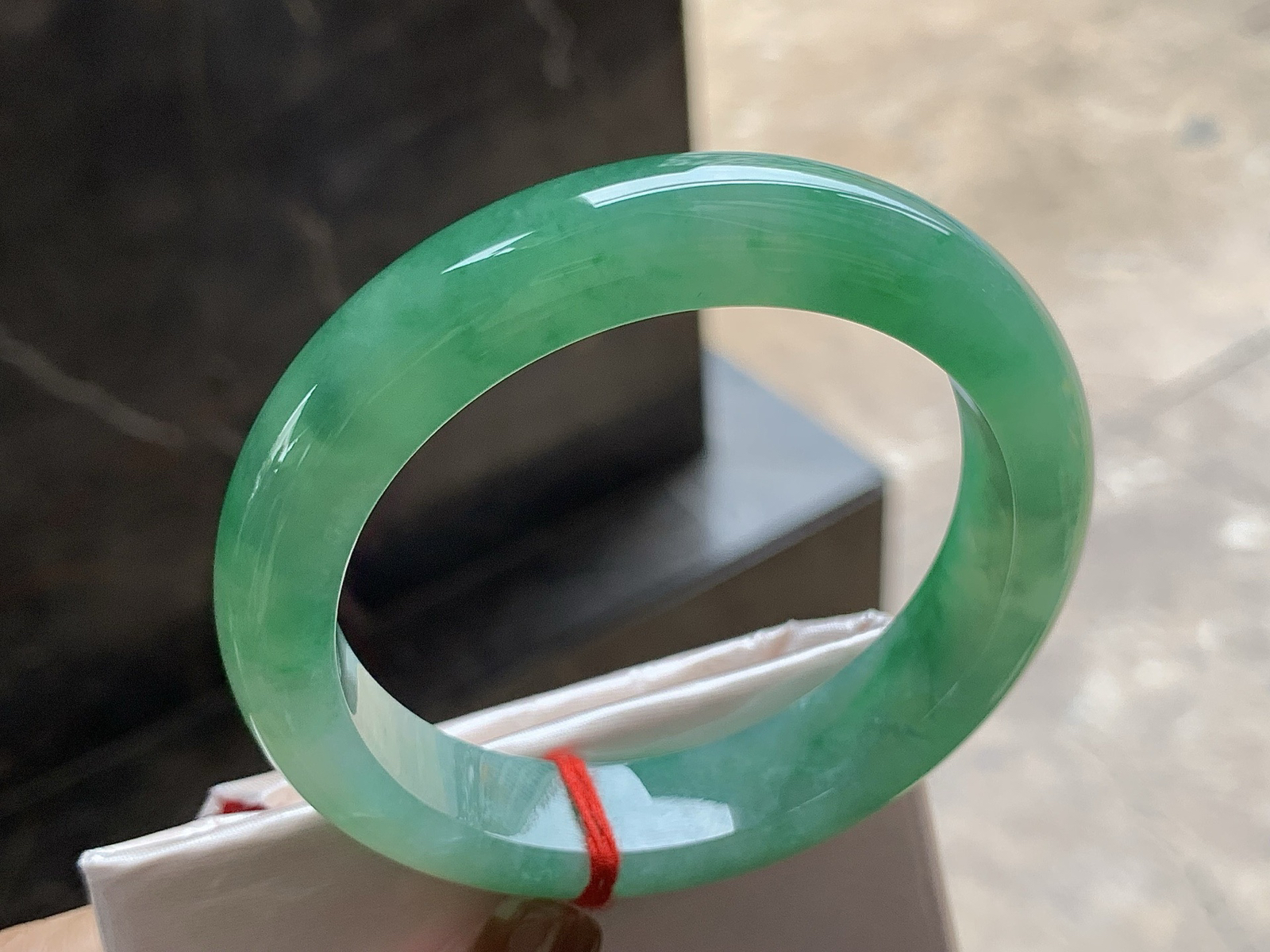 54.5-12.6-8.6

带色手镯^_^ 颜色浓郁～ 细腻清爽