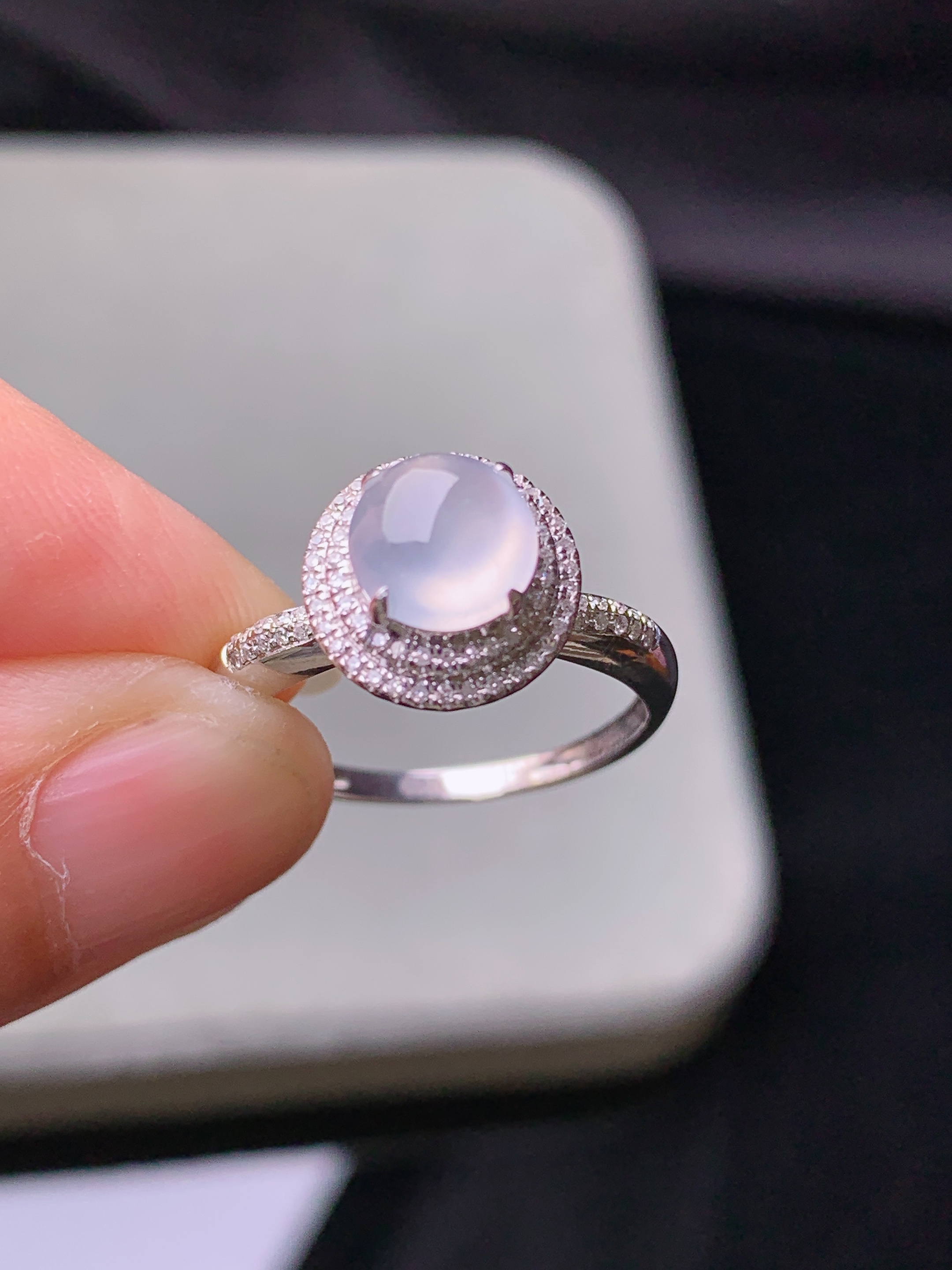 18k金钻镶嵌冰种蛋面戒指 玉质细腻 色泽艳丽清新 水润亮眼 圈口13.5 整体尺寸10.5*18.2*9.3j2