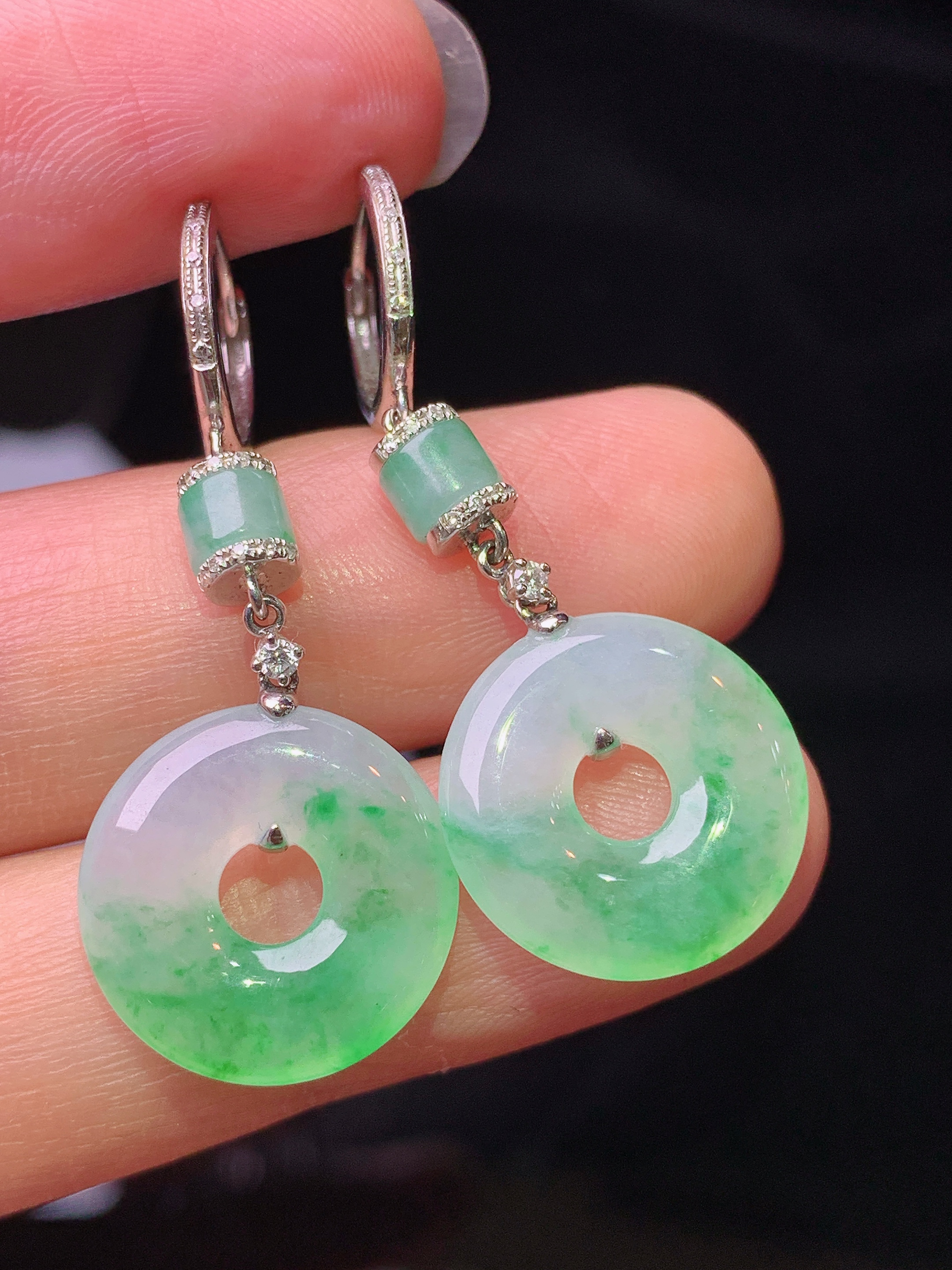 18k金钻镶嵌飘绿平安扣耳坠 玉质细腻 色泽艳丽清新 水润亮眼 整体尺寸35.5*14.6*3b1