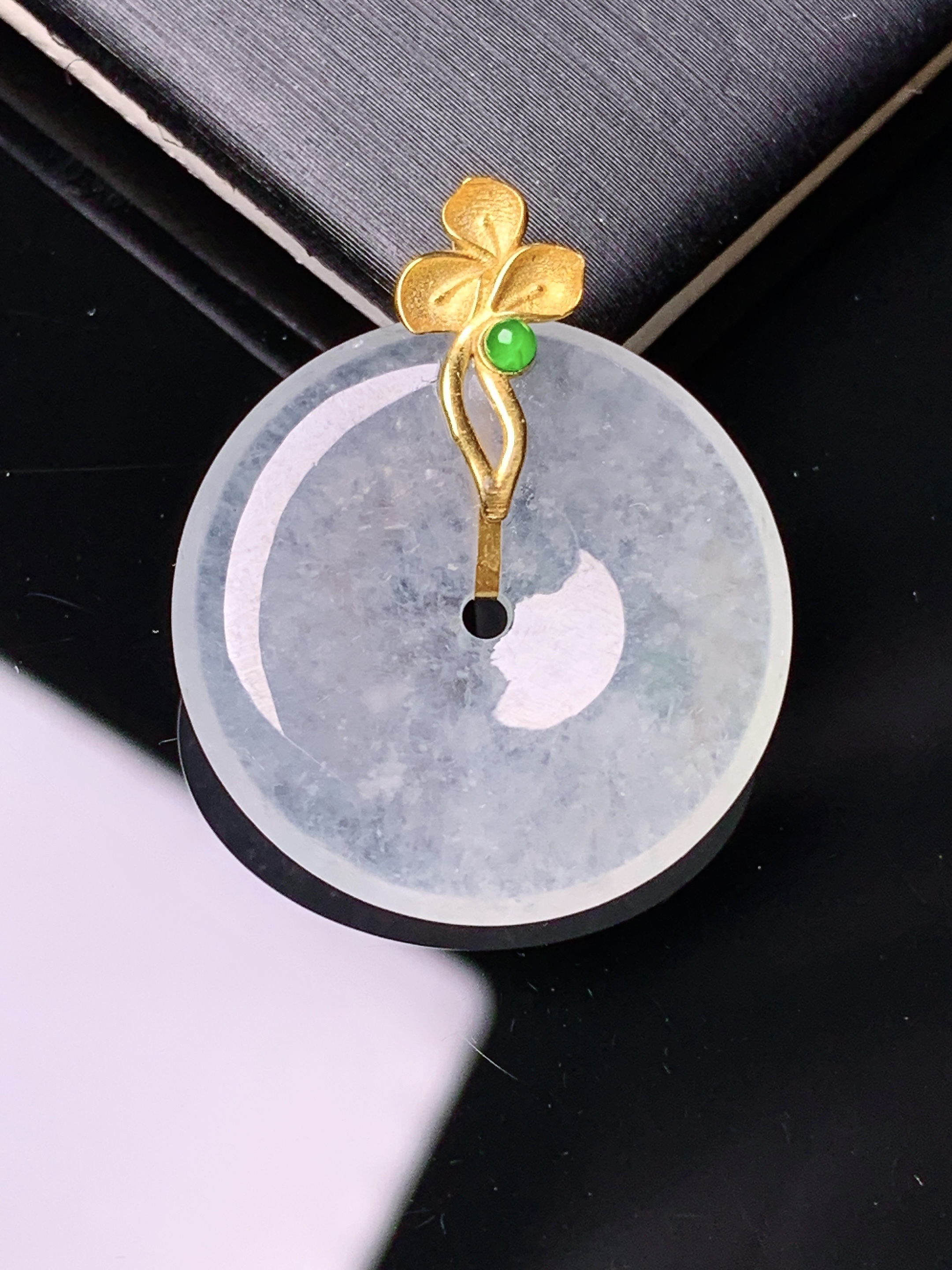 18k金镶嵌冰种平安扣吊坠 玉质细腻 色泽艳丽清新 水润亮眼 整体尺寸26.8*22.3*3.8j2