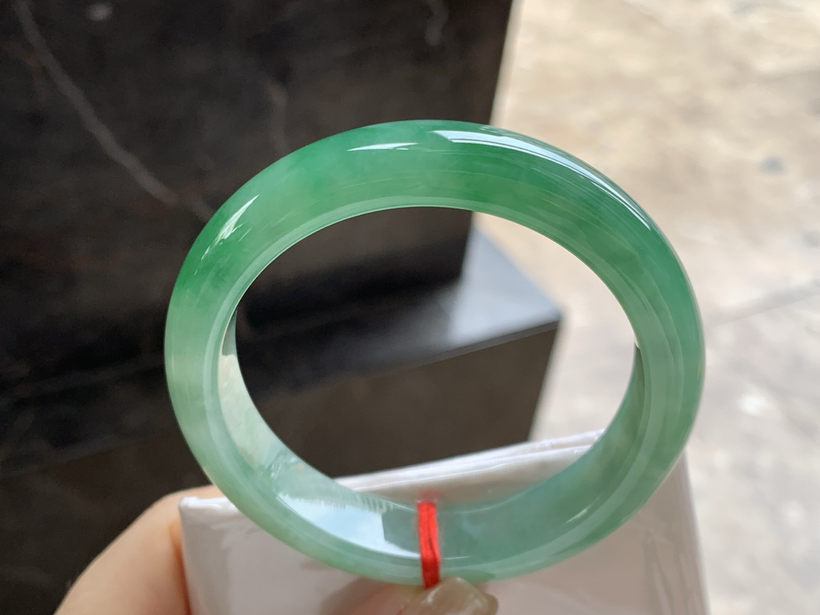 55.5-12.6-8.5

带色手镯^_^底子细腻 绿色浓郁