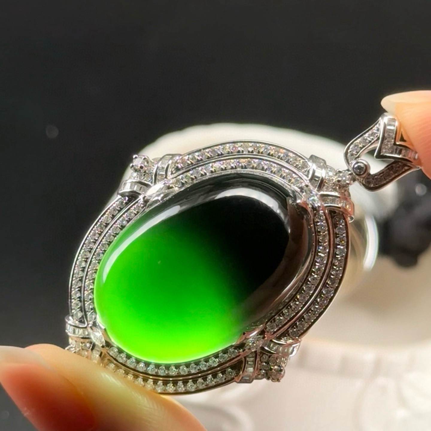 精品豪镶墨翠蛋面吊坠 种好色正 黑度极好 打灯通透 油性十足 尺寸27.5