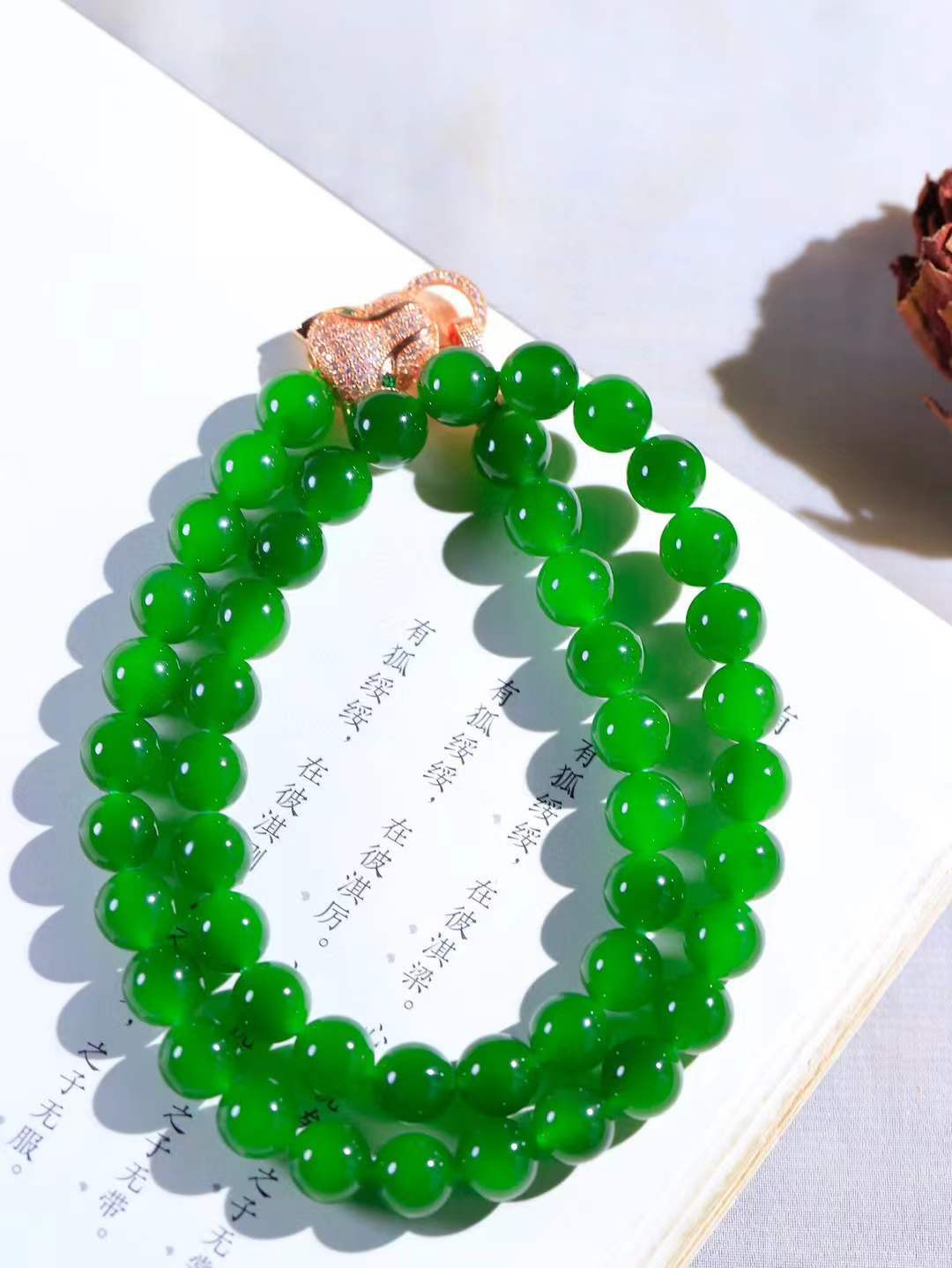 【珠圆玉润.项链】

精品和田玉碧玉珠圆玉润项链。这串碧玉项链垂落颈间，如把一汪春山绿意轻挽在身。玉色温润，每一颗圆珠都裹着圆满如意的期许，仿金扣轻缀，不事张扬却自有风骨。日常佩戴，是与草木同息的诗意，也是藏在细节里的安然与欢喜。重68.3克  尺寸取一9.5mm  21343066T