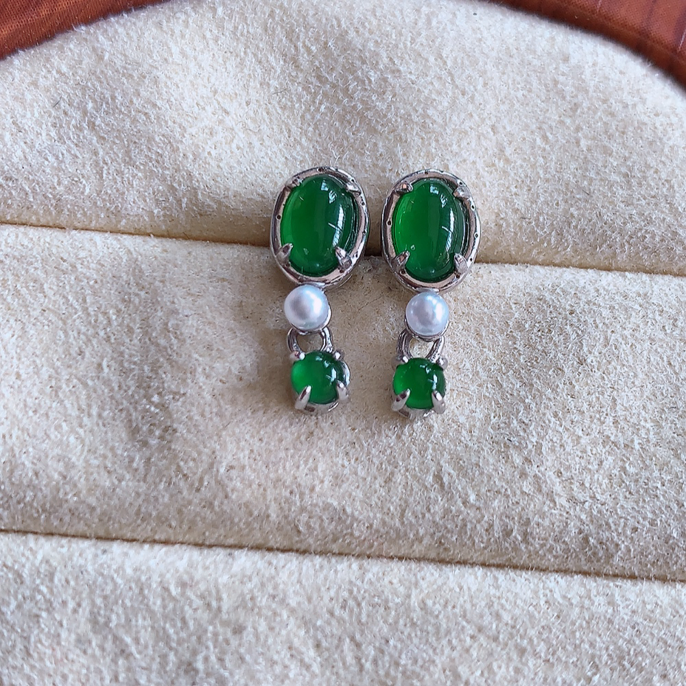 冰满绿翡翠925银镶嵌耳钉，自然光实拍，翠色灵动，颜色漂亮，种老水足，品相佳，佩戴佳品！W502.31  取一整体尺寸：14-5.8-4.6mm  裸石尺寸：5.3-4mm