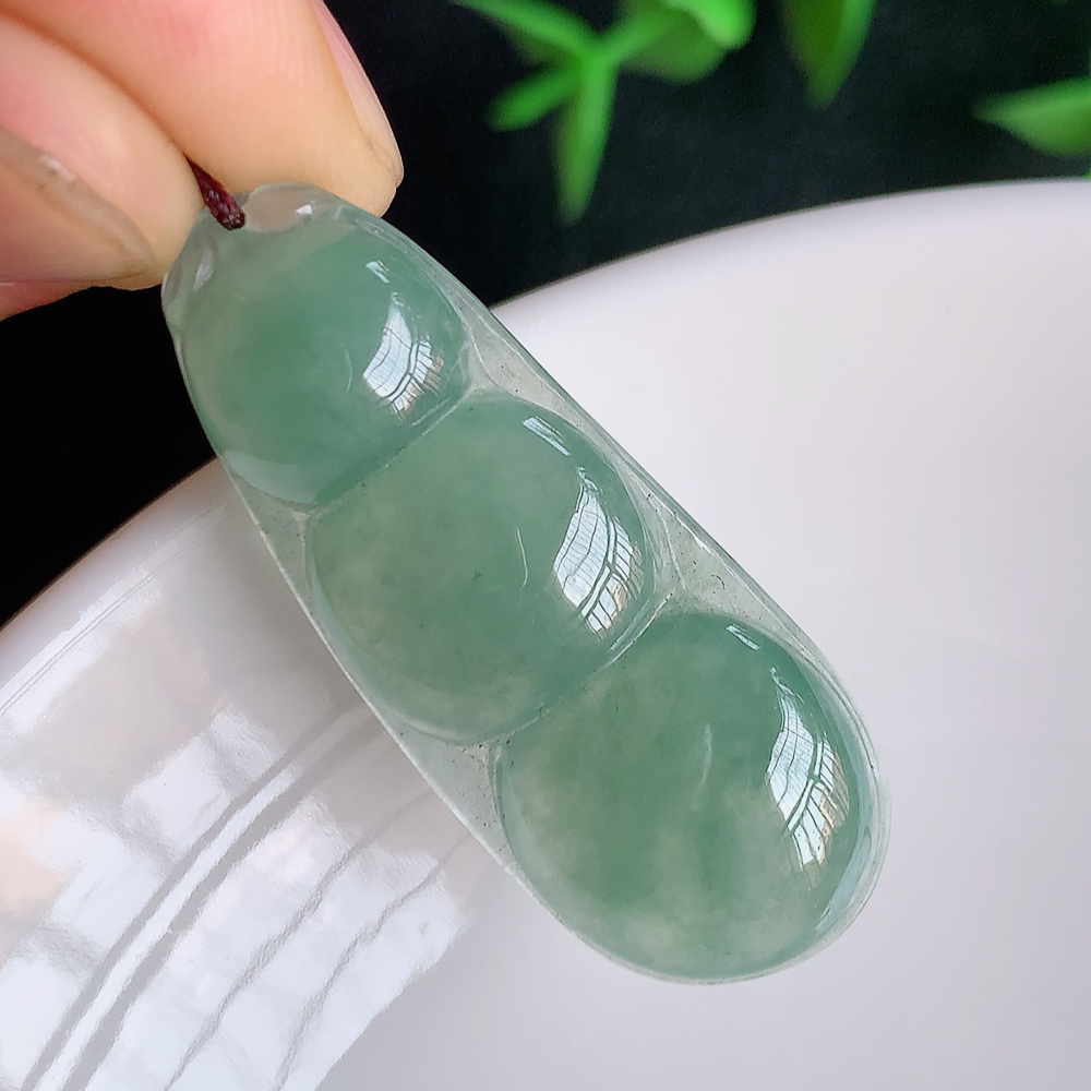 冰润福豆翡翠挂件，冰清玉洁  胶感十足  寓意“四季平安，福气满满”颜色鲜艳，清新自然，饱满通透   W357.31  尺寸：37-15-5mm