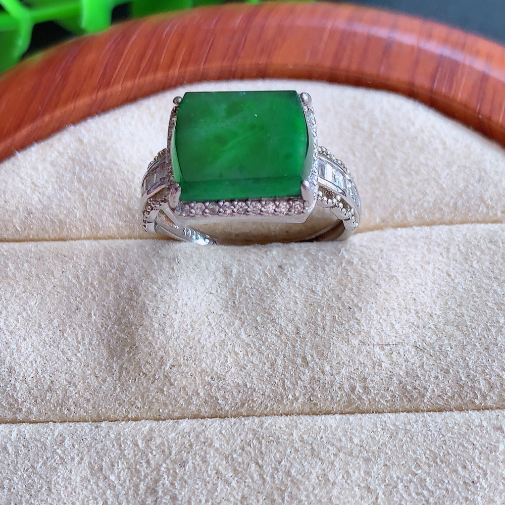 冰满绿精美方形翡翠戒指  玉质细腻  冰清玉润  飘花灵动  颜色漂亮  W502.31  内径尺寸：17-11.5-5mm  裸石尺寸：11.6-9mm