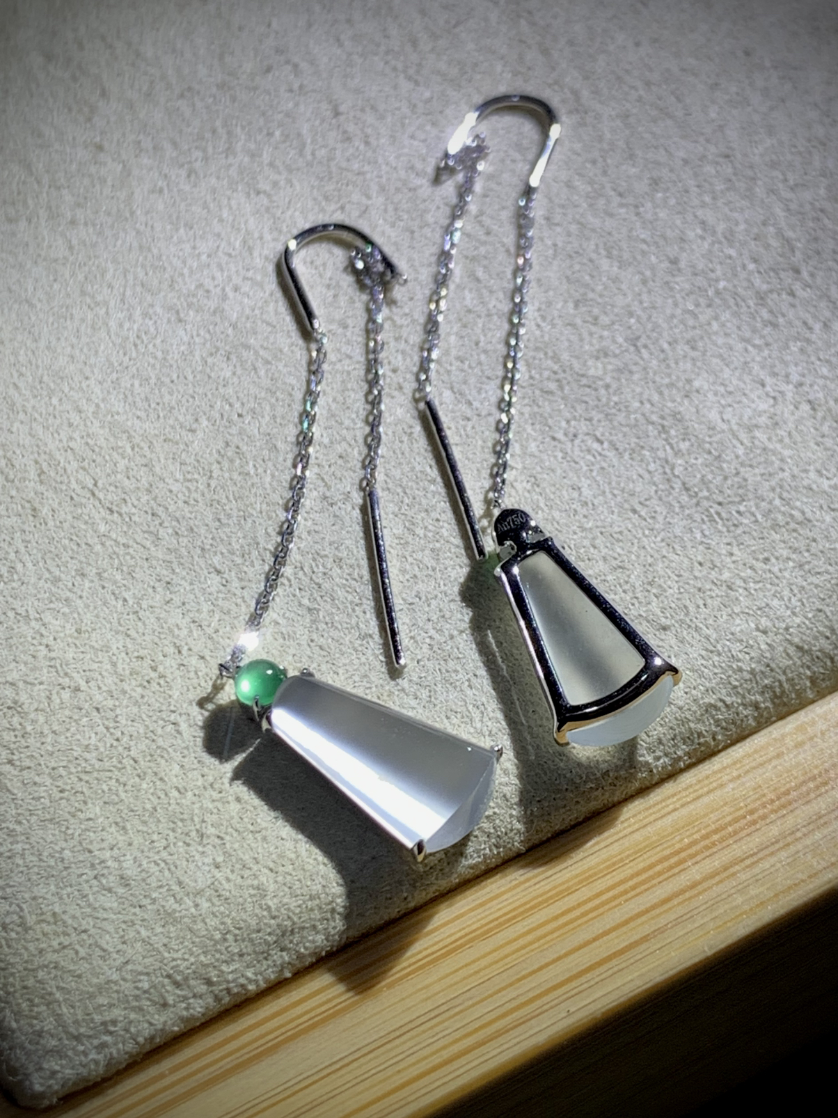 素面竹节耳线耳坠，裸石约12.5-7-3.2mm，
18K金，翡翠绿蛋面，2.31g，