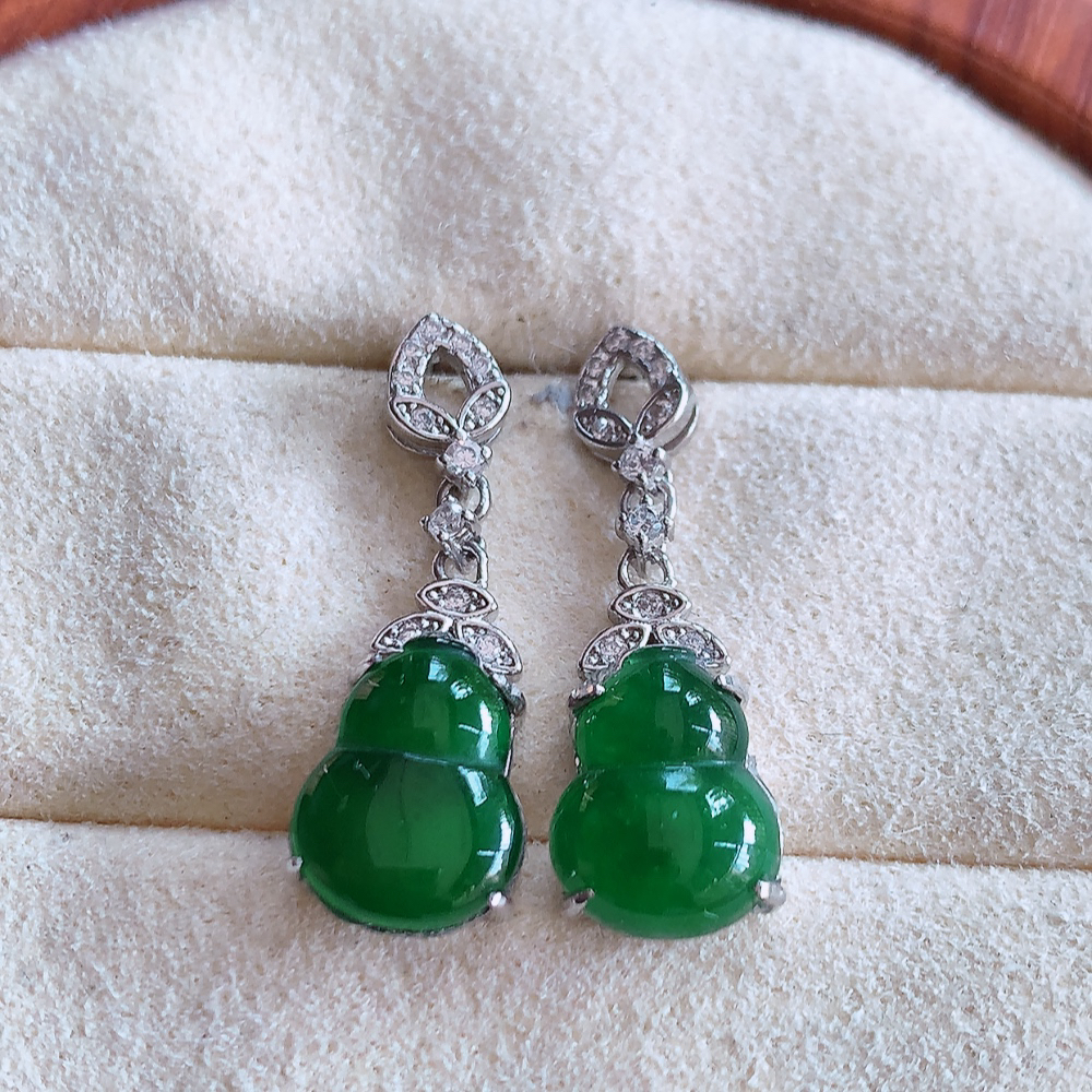 冰满绿翡翠925银镶嵌葫芦耳钉，自然光实拍，翠色灵动，颜色漂亮，种老水足，品相佳，佩戴佳品！W502