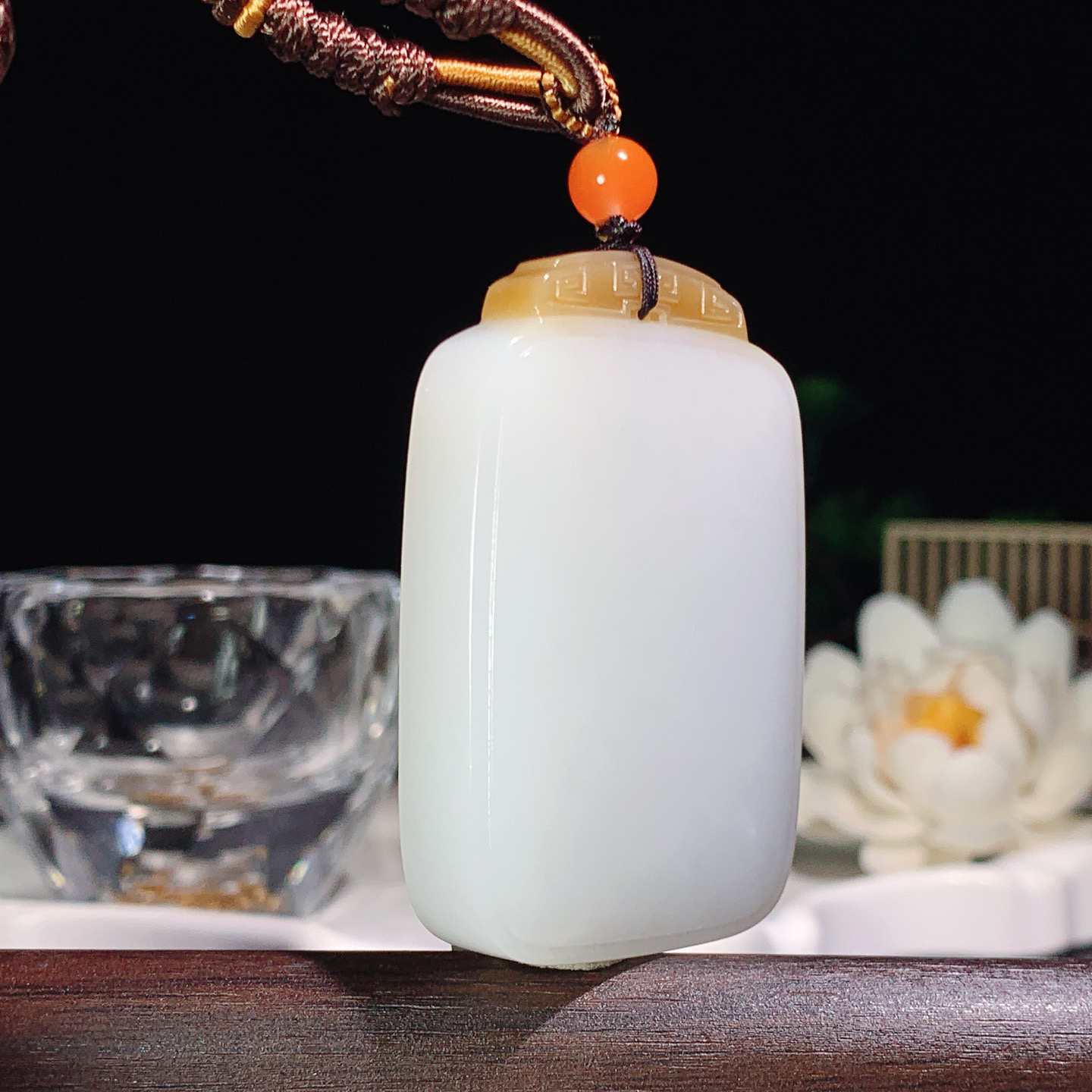 新疆和田玉且末糖平安无事牌挂件。尺寸54/35/12重60.5克 玉质细腻油润 底色纯净 脂粉好，品