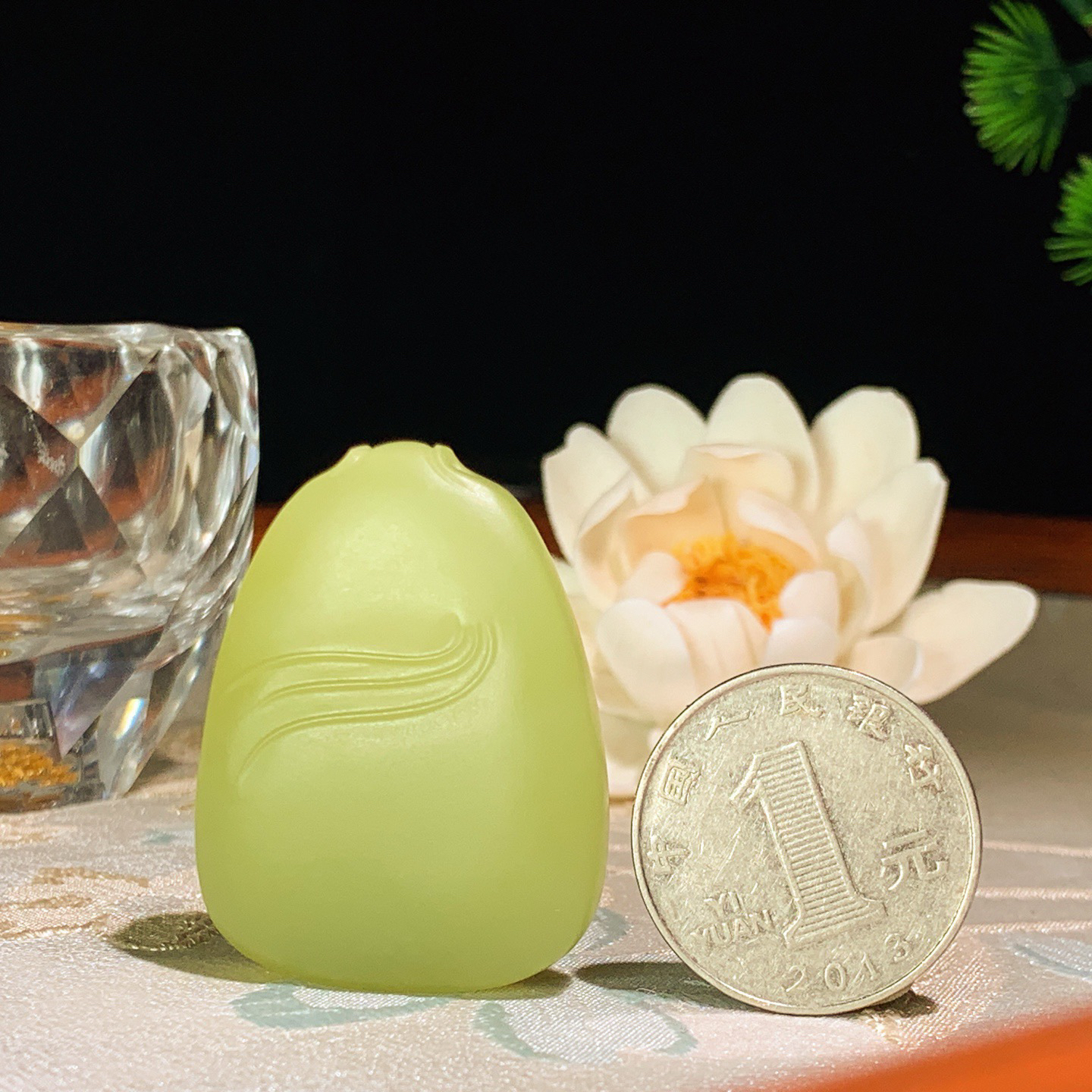 新疆若羌黄口料平安无事牌牌子挂件。尺寸40/30/8重21.5克 无裂无杂 玉质细腻油润 底色纯净 脂粉好，品质好。lt260401