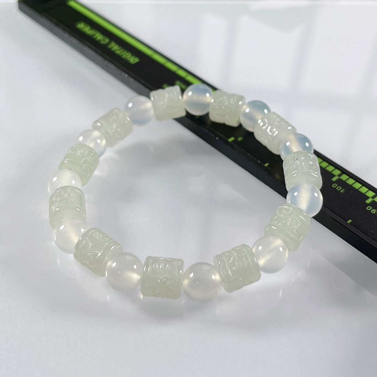 缅甸天然翡翠A货，冰种起胶六字箴言路路通手串手链，尺寸：取一7.8/8.2（直径）mm/11颗，重量22.32g，白珠为玛瑙材质。