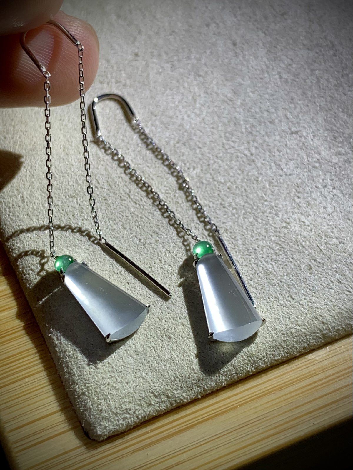 素面竹节耳线耳坠，裸石约12.5-7-3.2mm，
18K金，翡翠绿蛋面，2.31g，