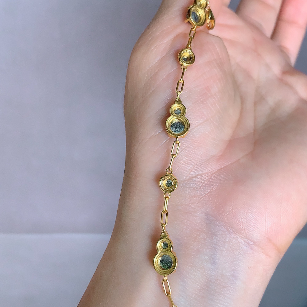 冰润翡翠蛋面手链，水水润润，珠圆玉润，颜色鲜艳，妙明清净，清秀高雅，佩戴效果优雅迷人！性价比超值 W481.31 取一尺寸：13-7.5-4.2mm    裸石尺寸大： 6.3mm  裸石尺寸小：2.5mm