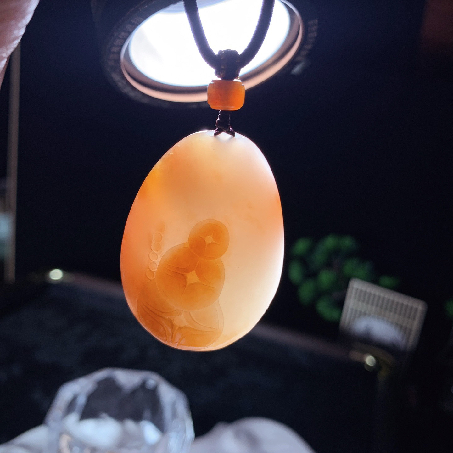 新疆和田玉且末糖年年有余挂件。尺寸43/30/14重28克 玉质细腻油润 底色纯净 脂粉好，品质好。lt260401