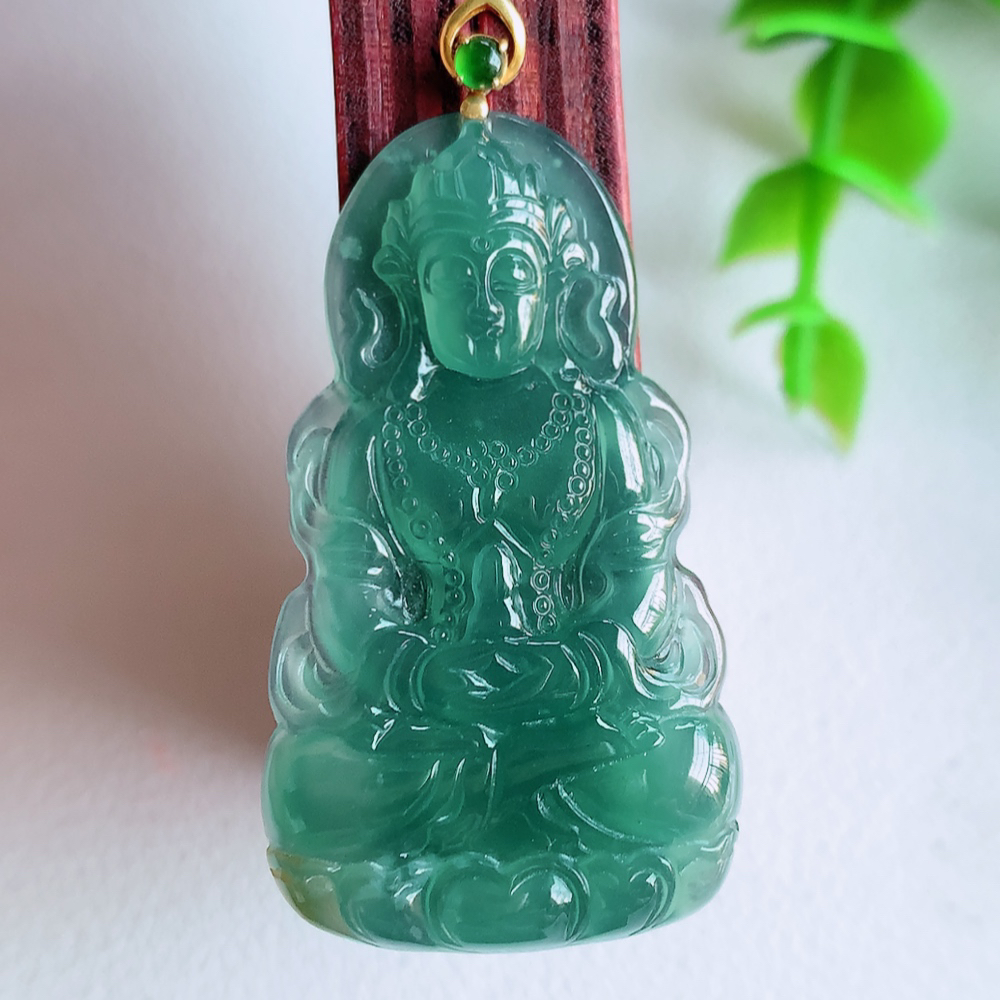 18k金扣蓝冰精雕观音吊坠，法相端庄大气，工艺精湛，种色浓郁，细腻饱满冰润，种老水足，收藏佳品，佩戴大气  W01.31   尺寸：38.5-22.5-4.2mm