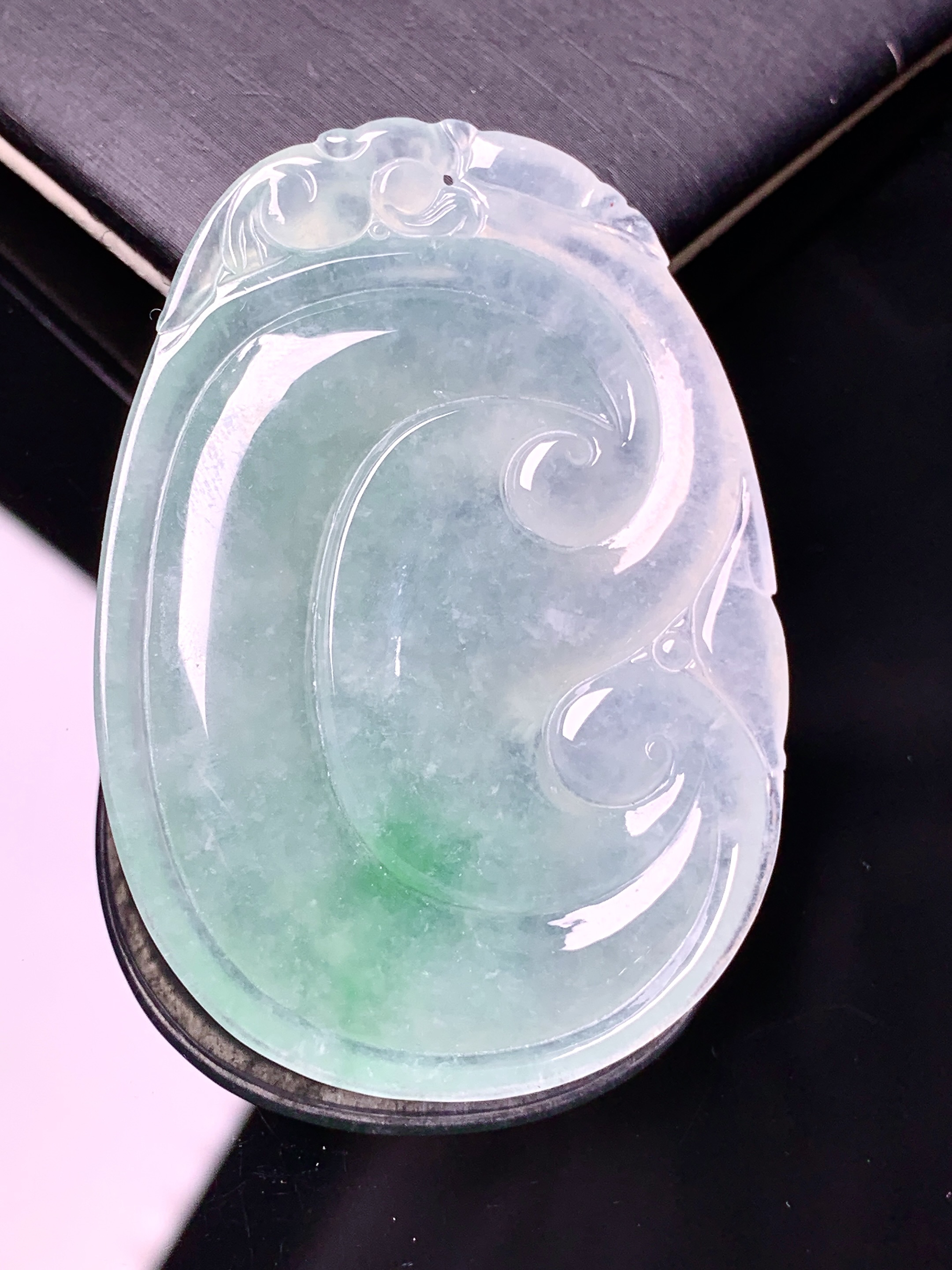 飘绿如意吊坠 玉质细腻 色泽艳丽清新 水润亮眼 整体尺寸52.5*37*5.8a2