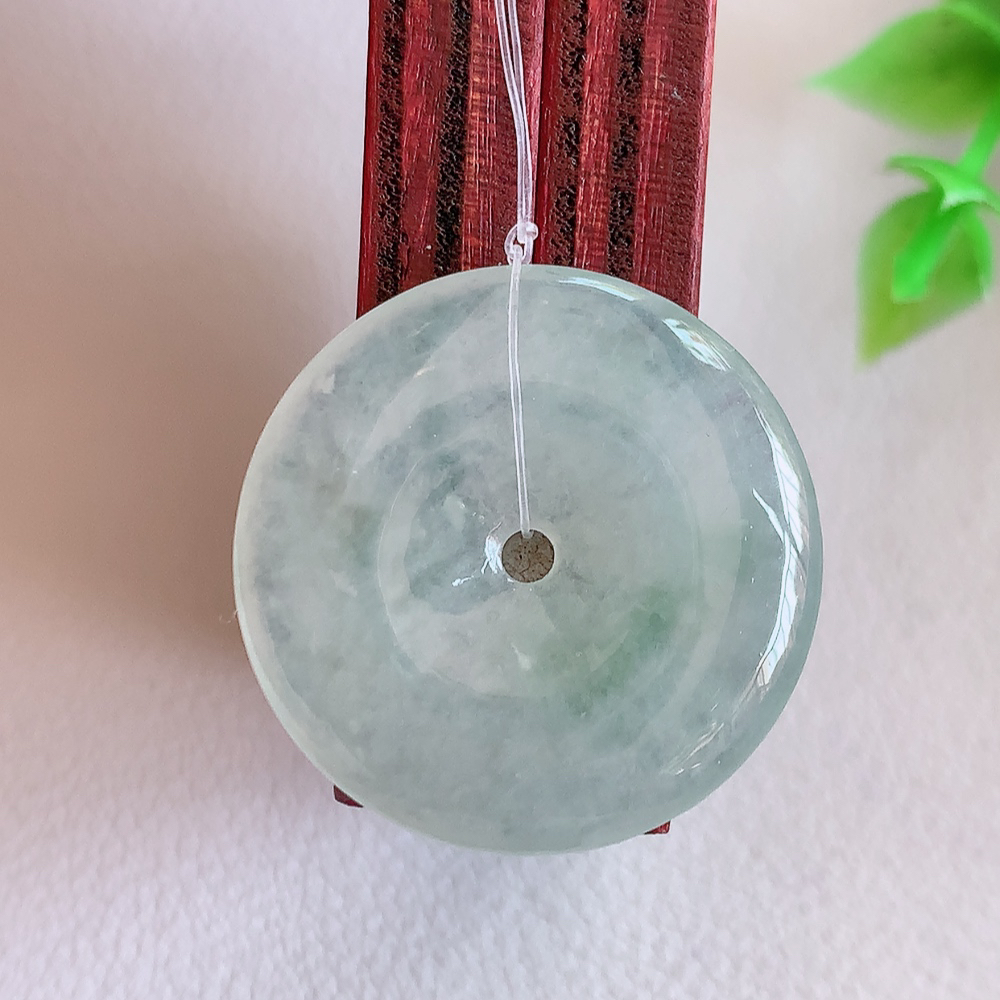 冰润平安扣吊坠，厚装饱满，冰润剔透，细腻水足，种质润泽，飘花灵动，佩戴优雅大气，W49.31   尺寸：23.3-3.8mm