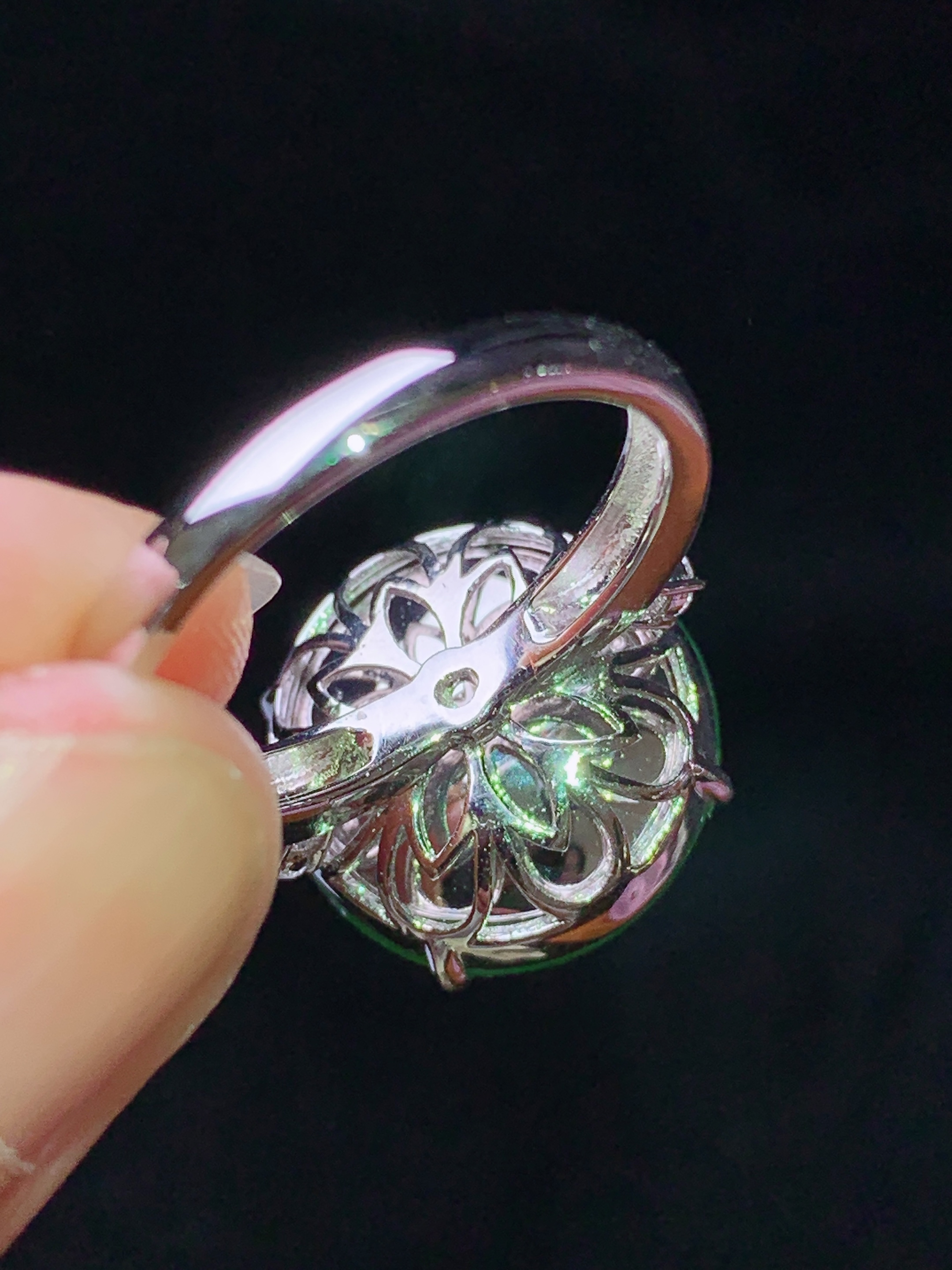 18k金钻镶嵌翠绿蛋面戒指 玉质细腻 色泽艳丽清新 水润亮眼 圈口13.5 整体尺寸14.8*14.2*6.8L2