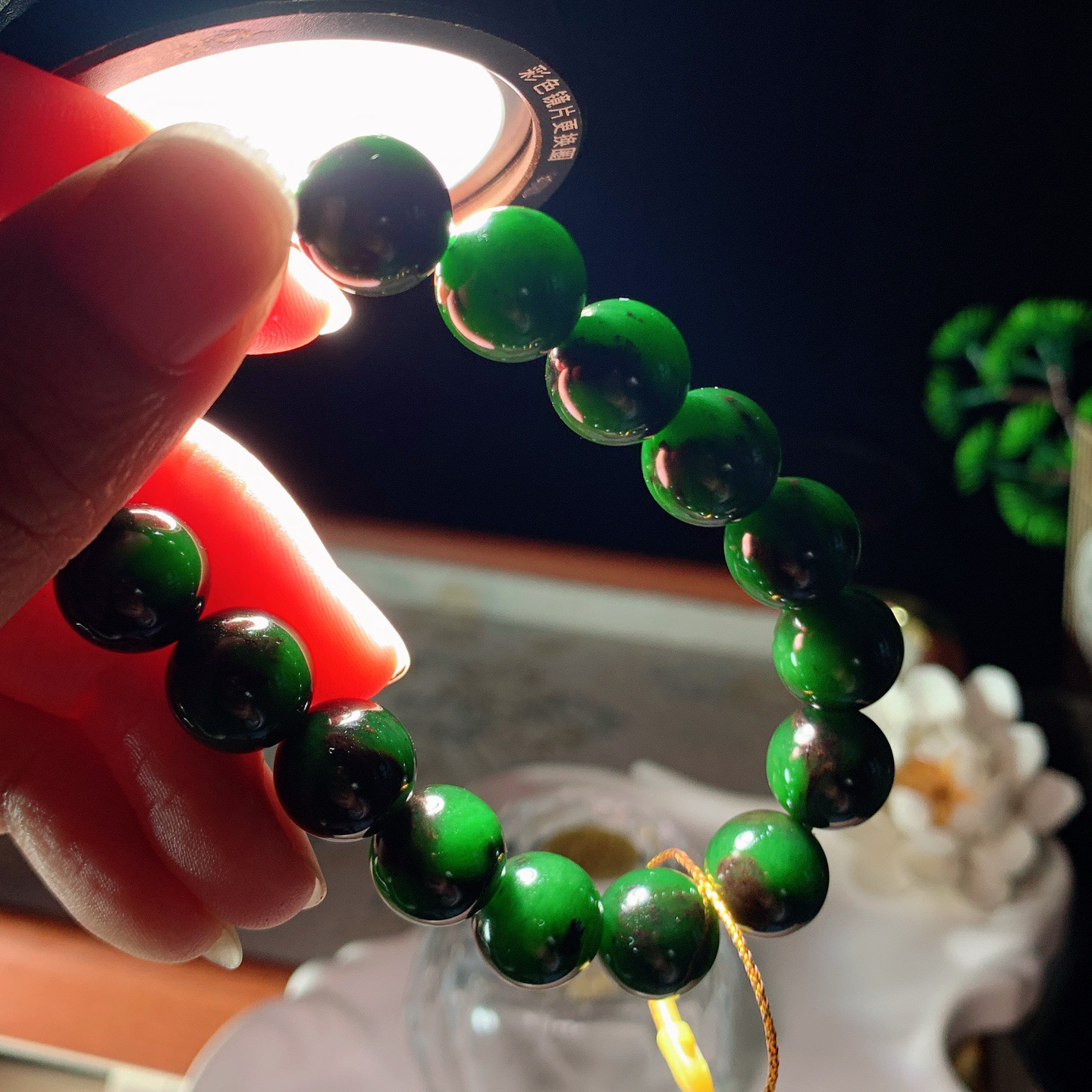 和田玉七号矿红皮料菠菜绿俄罗斯碧圆珠手串！单颗尺寸12！玉质细腻油润。手推出油。品相大气 lt260401