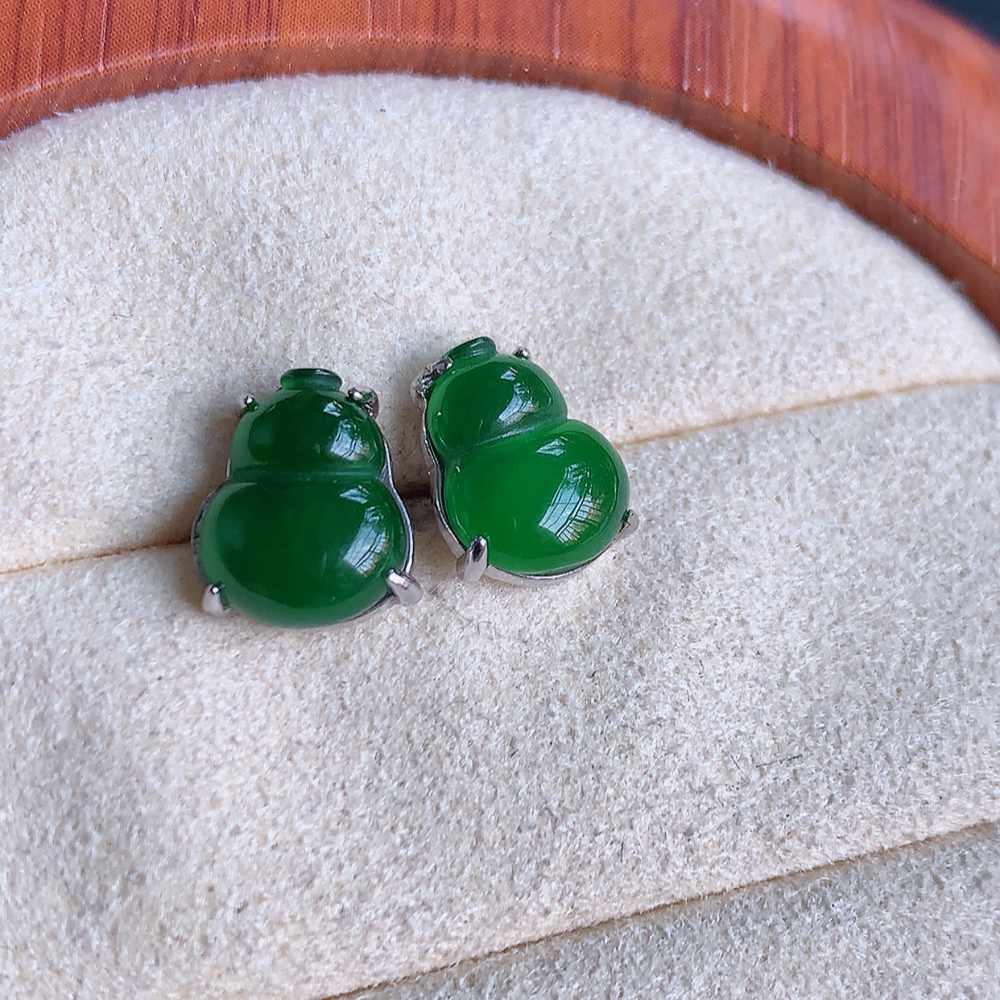 冰满绿翡翠925银镶嵌葫芦耳钉，自然光实拍，翠色灵动，颜色漂亮，种老水足，品相佳，佩戴佳品！W481.31  取一整体尺寸：10-8-4mm  裸石尺寸：10-7.5mm