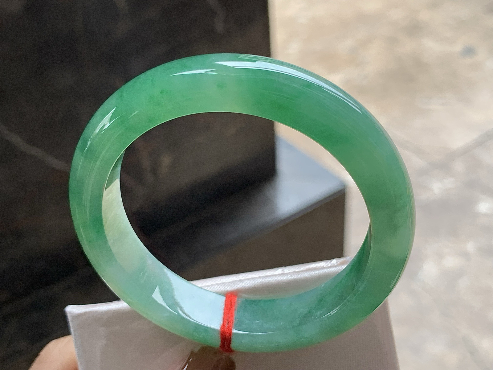 54.5-12.6-8.6

带色手镯^_^ 颜色浓郁～ 细腻清爽