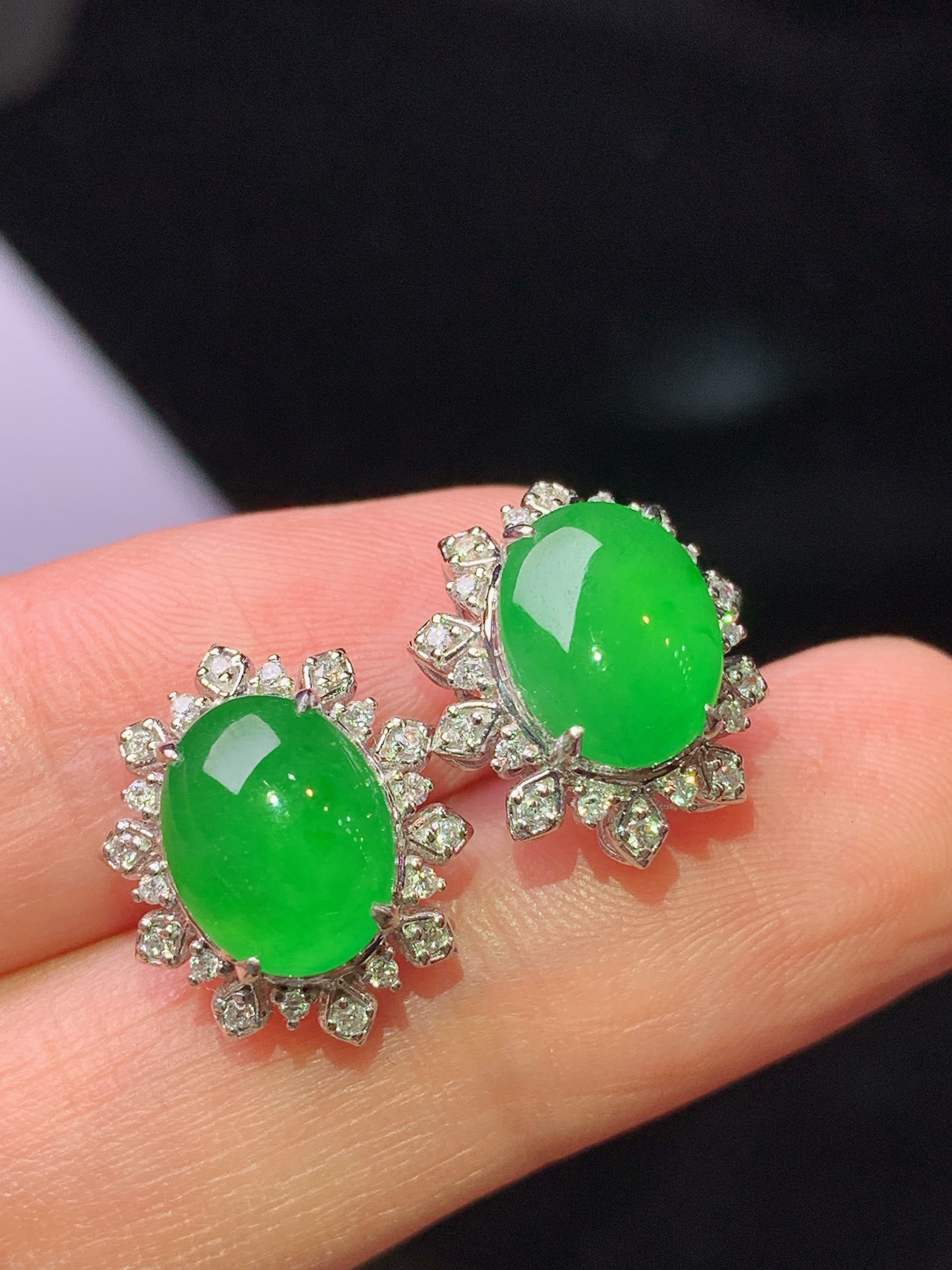 18k金钻镶嵌满绿蛋面耳钉 玉质细腻 色泽艳丽清新 水润亮眼 整体尺寸14.8*12.5*8.7L2