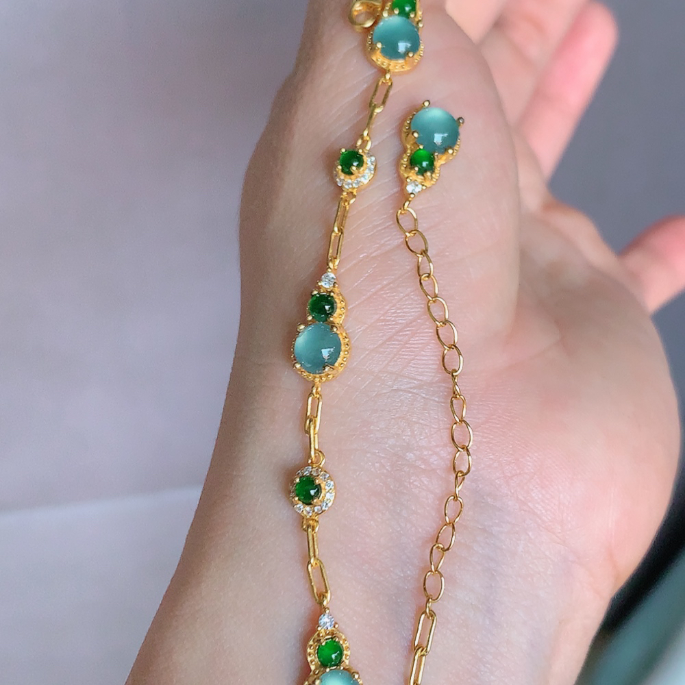 冰润翡翠蛋面手链，水水润润，珠圆玉润，颜色鲜艳，妙明清净，清秀高雅，佩戴效果优雅迷人！性价比超值 W