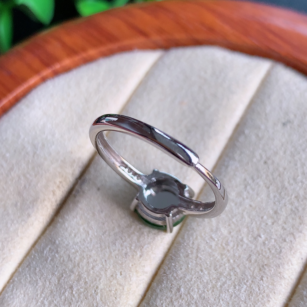 冰润满绿精美环形翡翠戒指  玉质细腻  冰清玉润  飘花灵动  颜色漂亮  W481.31  内径尺寸：17.5-8-4.5mm  裸石尺寸：8mm