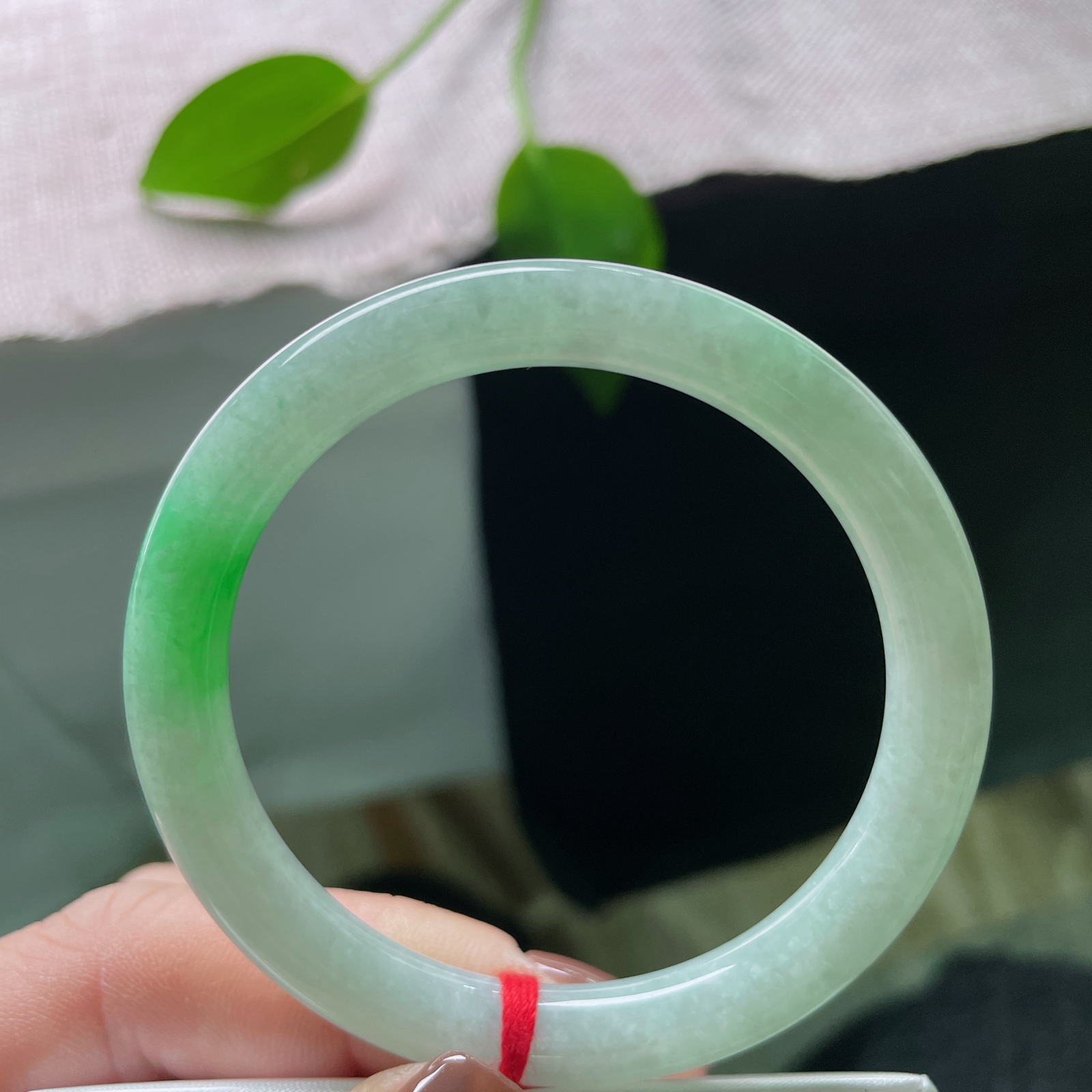 51.9/8，飘阳绿美人条，水润细腻，种老，翠色欲滴，佩戴从容优雅。