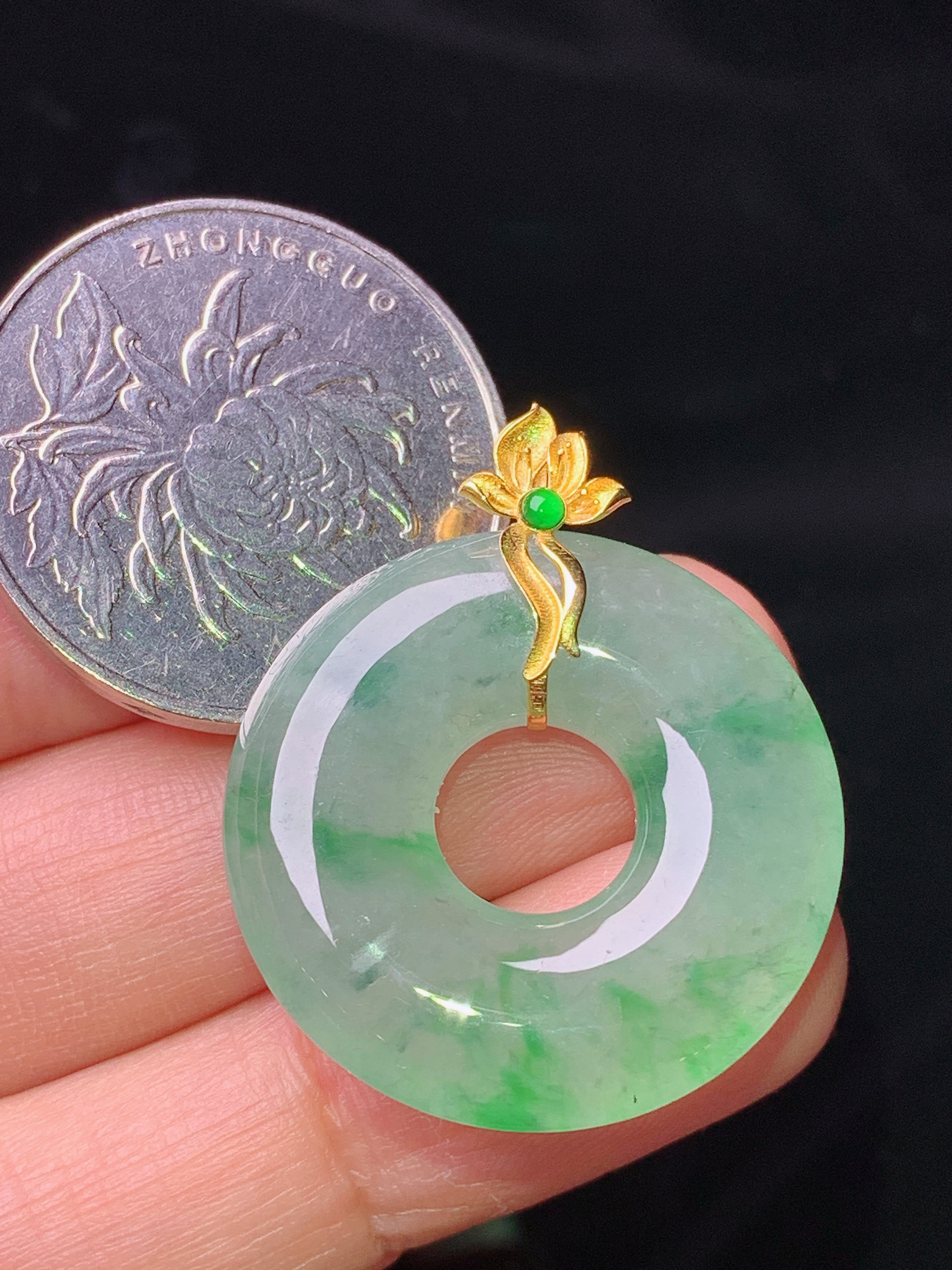 18k金镶嵌飘绿平安环吊坠 玉质细腻 色泽艳丽清新 水润亮眼 整体尺寸31.2*26*4.8j2