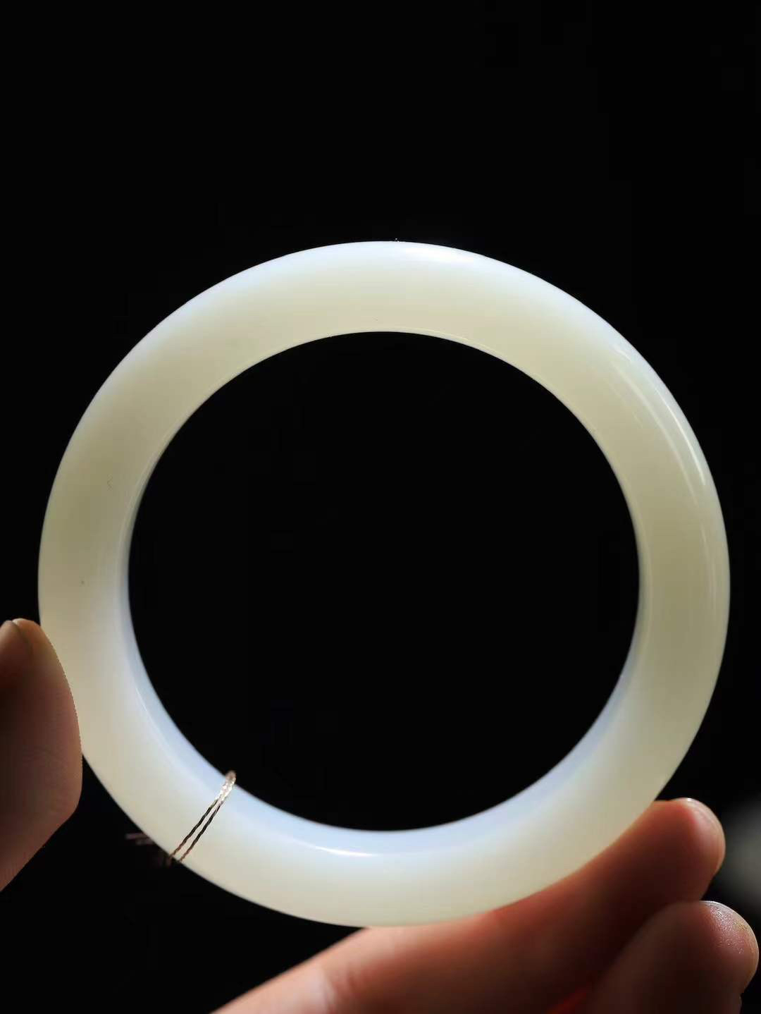 【腕间柔情.手镯】   

精品和田玉白玉手镯 玉质温润细腻 油性十足 古朴秀雅 轻抚岁月的栏杆软香温玉，腕间玉镯轻轻晃动，令人情动心间，撷一缕月末的芬芳，把心思铺陈，时光静美，惟有你最温柔。重77.8克   尺寸57-15.7-10mm  46302855A