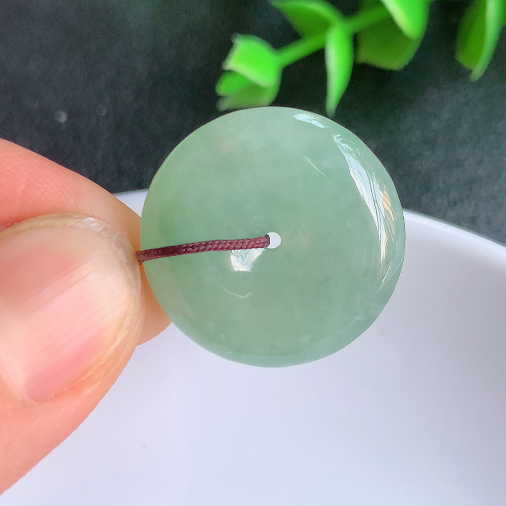 冰润平安扣吊坠，厚装饱满，冰润剔透，细腻水足，种质润泽，飘花灵动，佩戴优雅大气，W357.31   尺寸：22.5-5.6mm