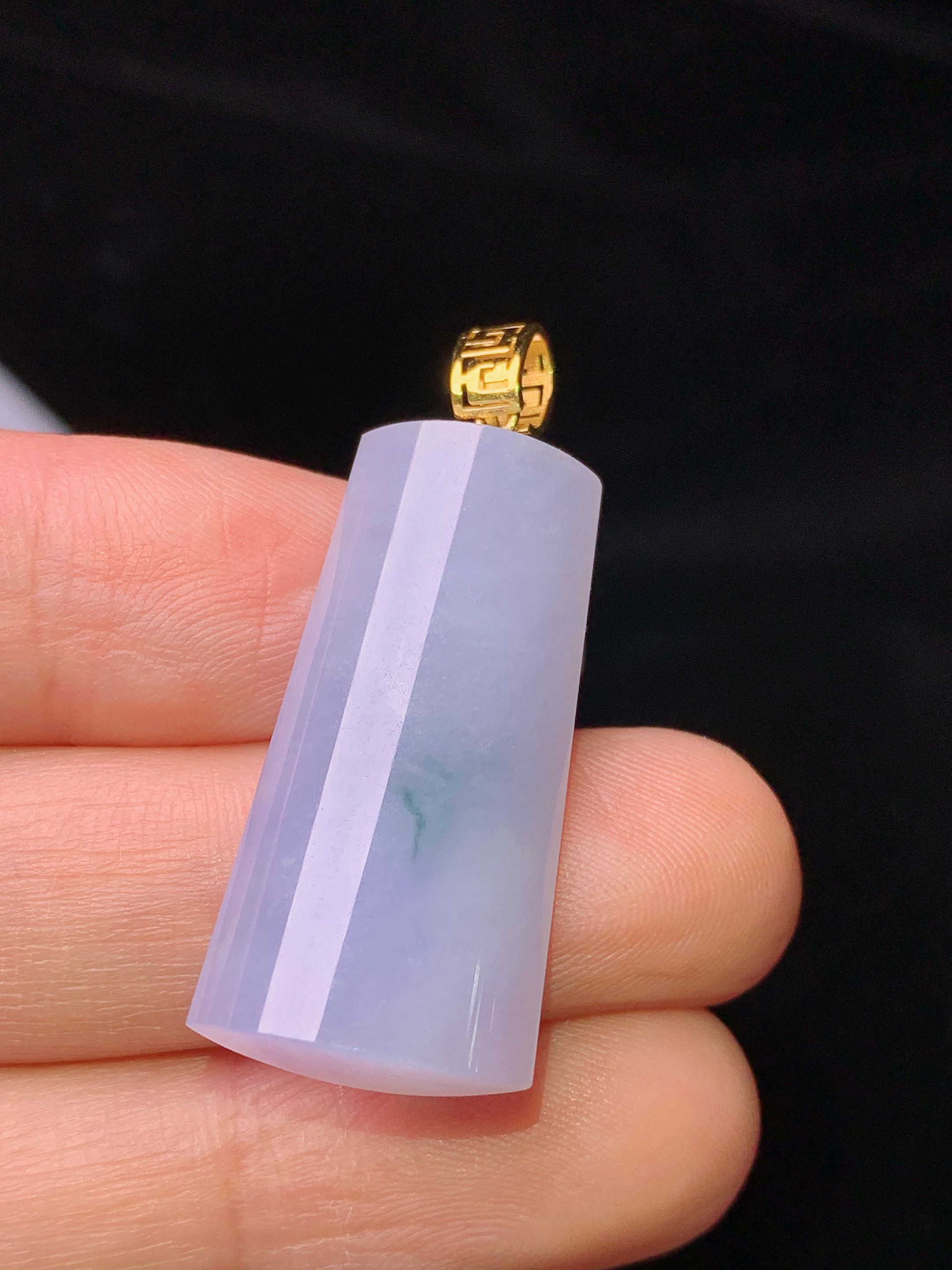 18k金镶嵌紫罗兰玉柱吊坠 玉质细腻 色泽艳丽清新 水润亮眼 整体尺寸36.8*14.5*5.5j2