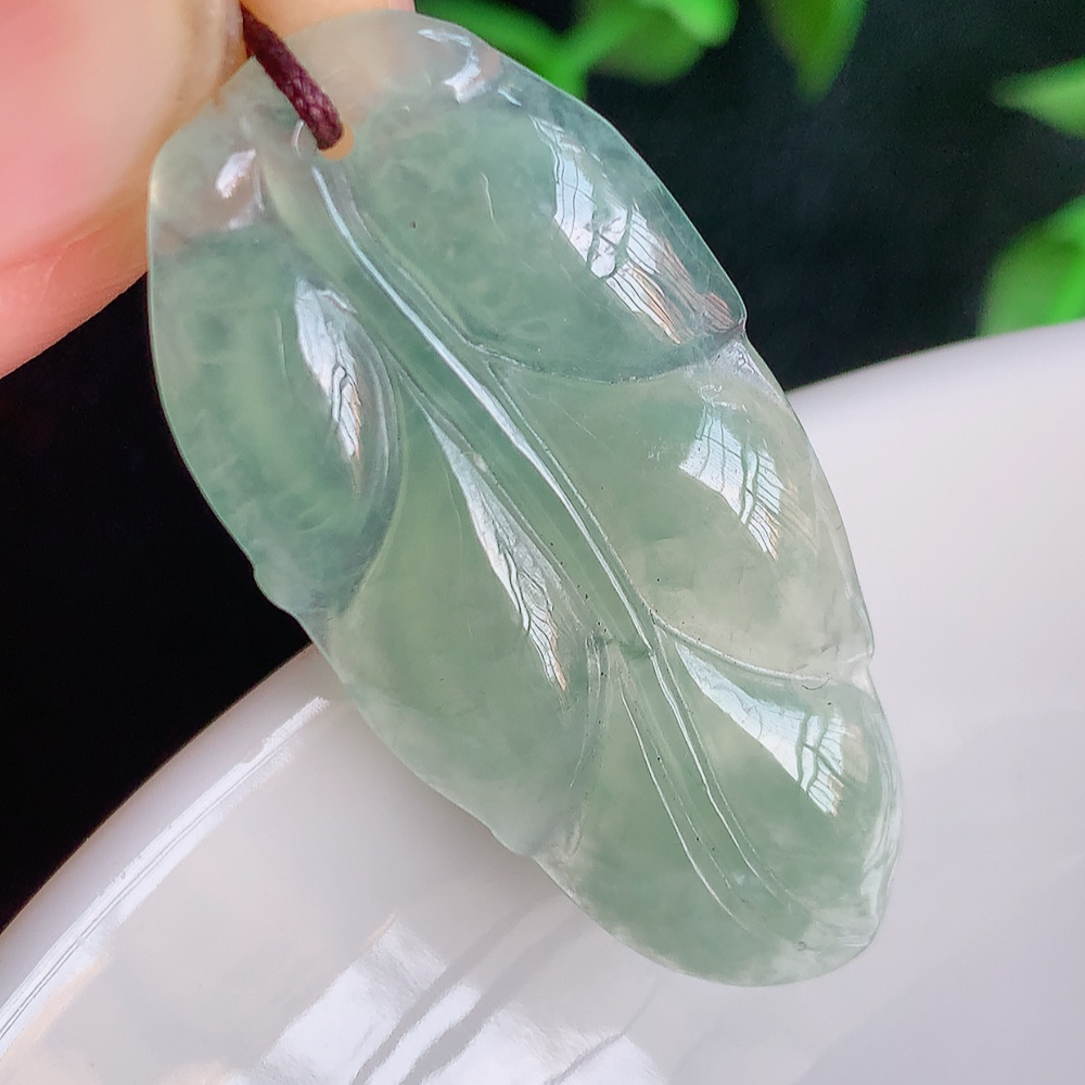 冰润金枝玉叶翡翠吊坠  老种起胶感  飘花灵动  寓意“金枝玉叶，大业有成，一夜成名”  饱满大气，水润通透。W357.31 尺寸：37.5-18.2-3mm
