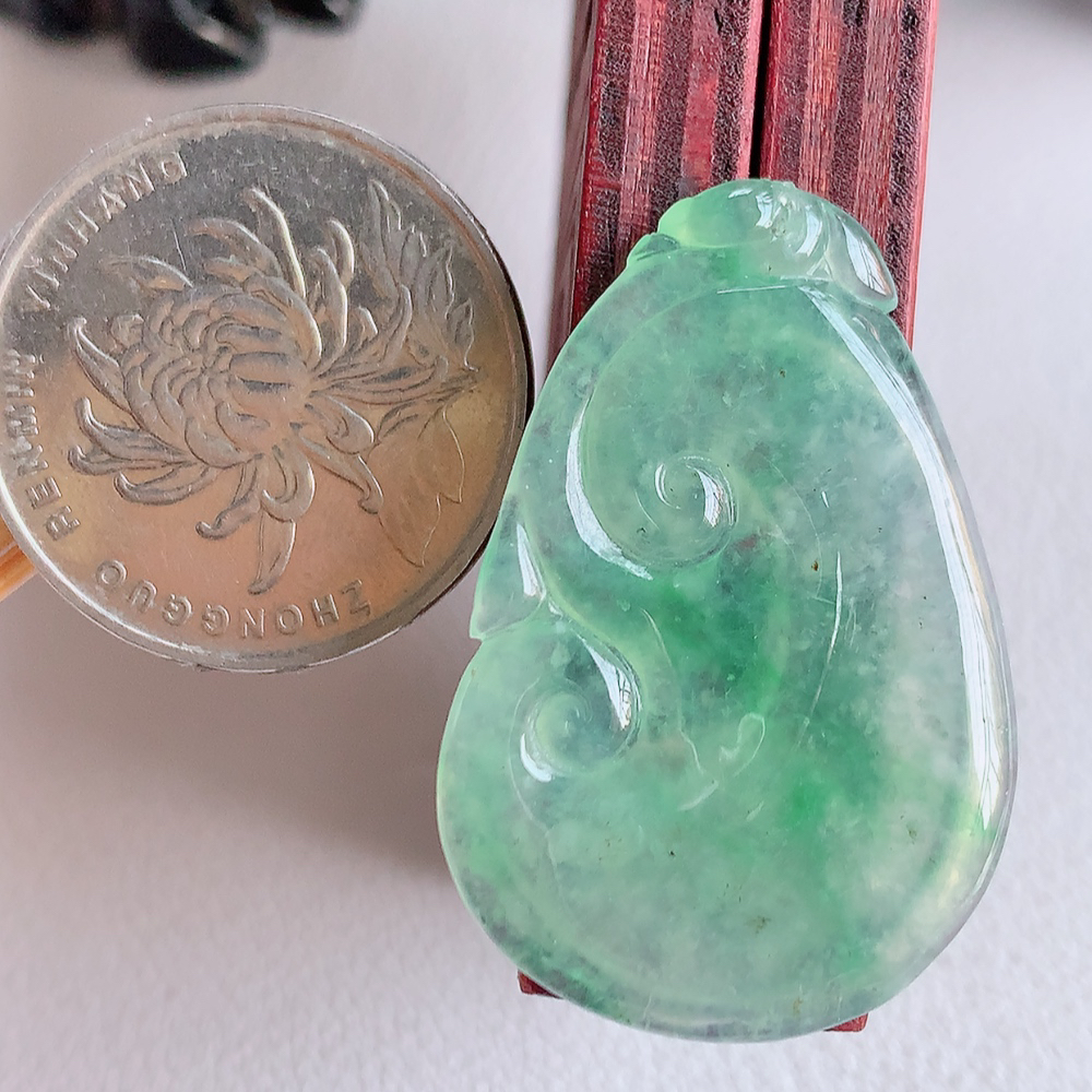 冰润飘花吉祥如意翡翠吊坠  寓意“万事如意，吉祥如意,福寿绵长 心想事成”饱满大气，通透水润  W01.31  尺寸：34.5-23.3-3mm