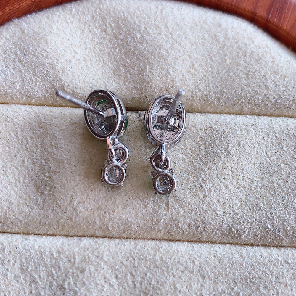 冰满绿翡翠925银镶嵌耳钉，自然光实拍，翠色灵动，颜色漂亮，种老水足，品相佳，佩戴佳品！W502.31  取一整体尺寸：14-5.8-4.6mm  裸石尺寸：5.3-4mm