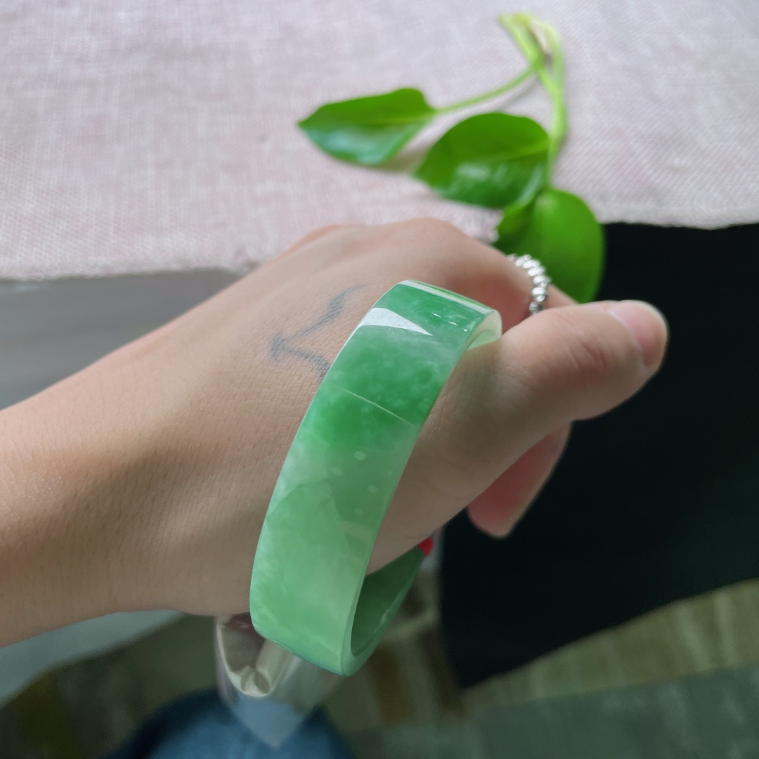 50.4/13.2/4.2，豆绿方镯，小手福利，不争不抢，却自带春天的生机，皮纹，ss50204a