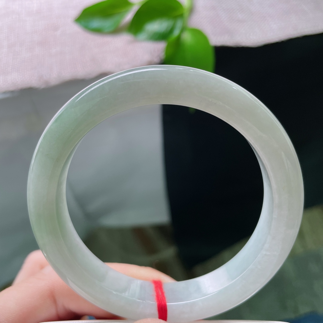 57.5/11.7/8.7，浅绿底正圈，质地温润细腻，水头好，从容自若，一点皮纹不显，ss48140a