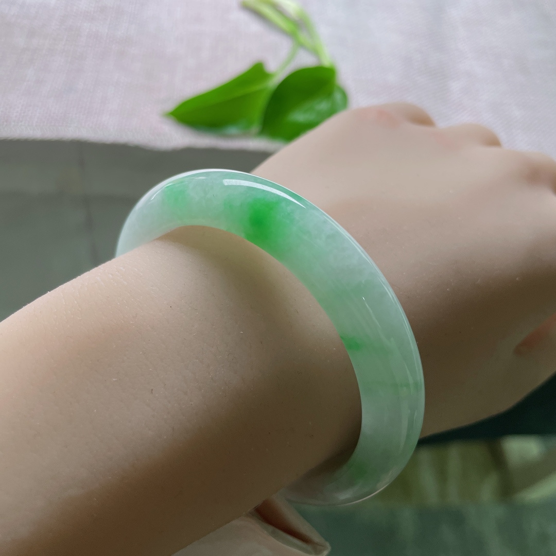 53.8/10.6/8.3飘绿正圈，水润，翠色伊人，春日色彩，甜美，一点皮纹，″ss49895a