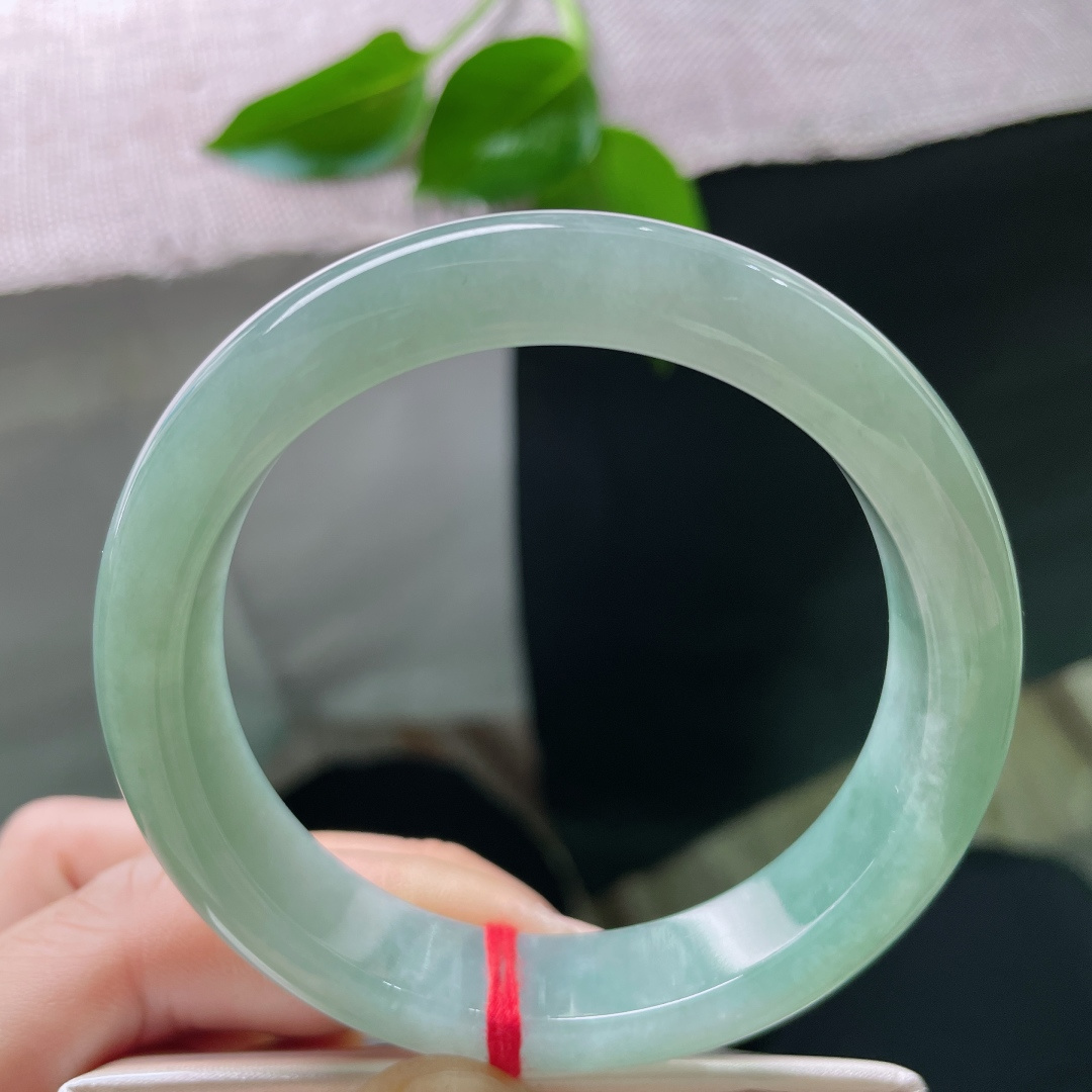 55/12.7/8.2，绿底正圈，水润，色泽均匀分布，佩戴知性，落落大方，棉线纹，″！ss49017a