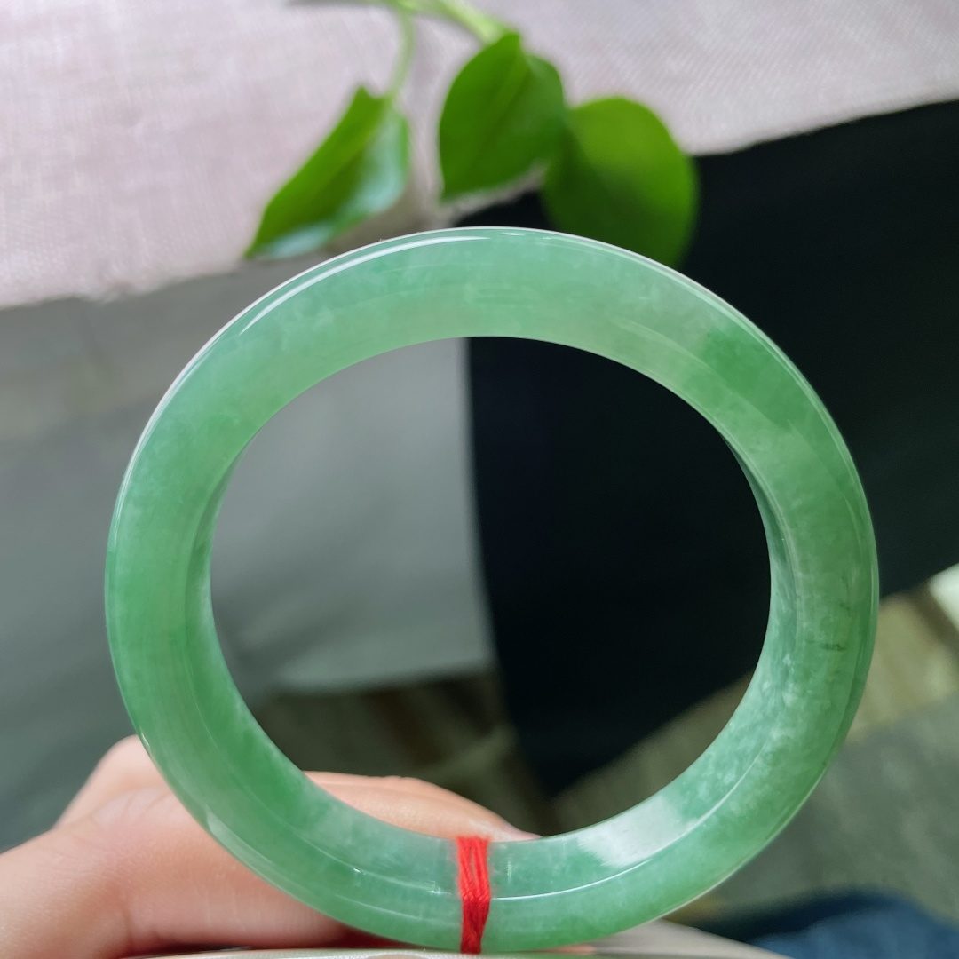 52.2/10.1/8，豆绿底正圈，水润细腻，集优雅与贵气于一身，一点皮纹，ss50127a