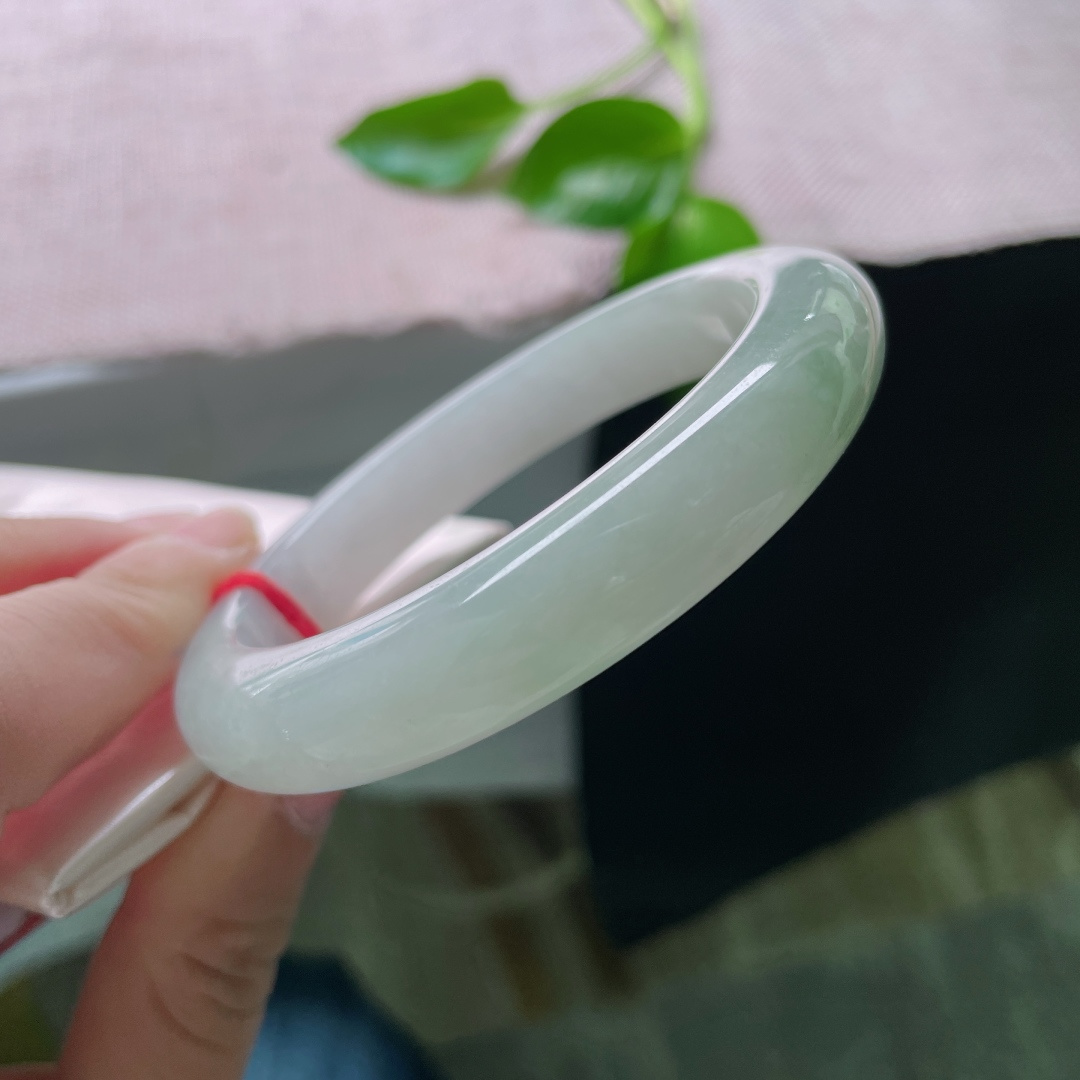 57.5/11.7/8.7，浅绿底正圈，质地温润细腻，水头好，从容自若，一点皮纹不显，ss48140a