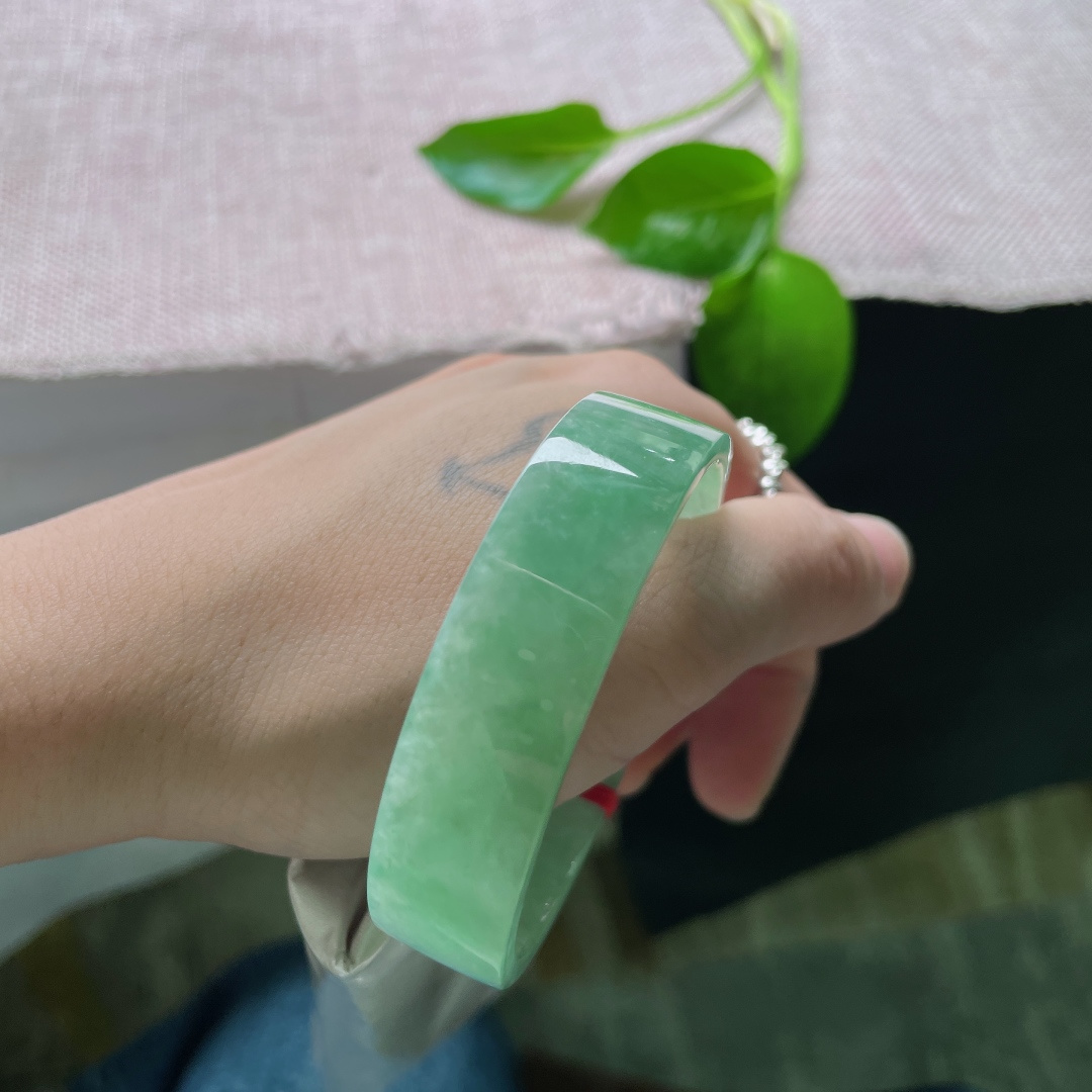 53.6/14/3.9，豆绿方镯，色如春芽，质若凝，佩戴舒适显白，ss50202a