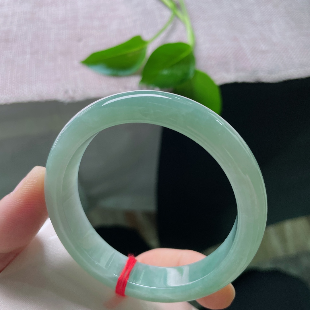 55/12.7/8.2，绿底正圈，水润，色泽均匀分布，佩戴知性，落落大方，棉线纹，″！ss49017a