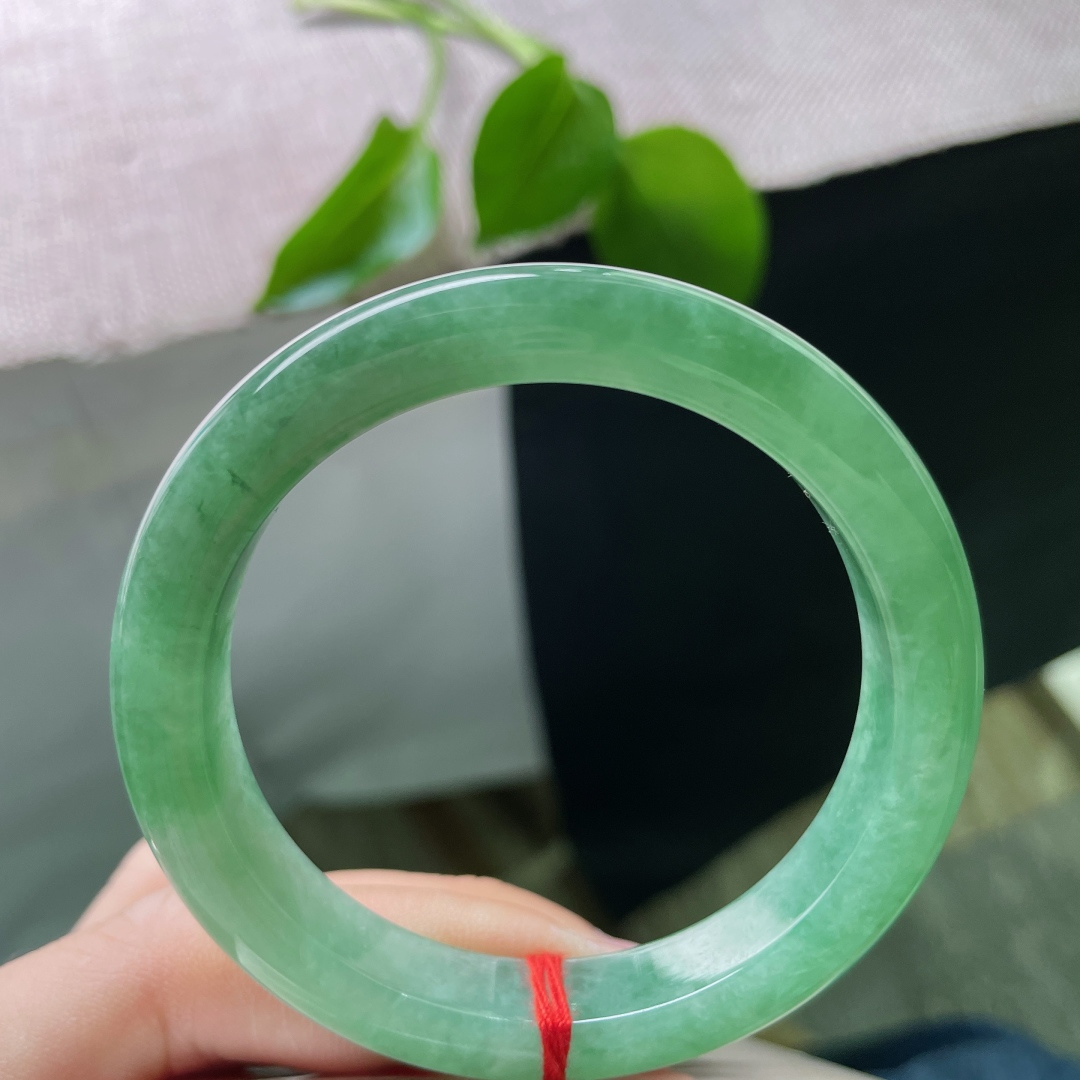 52.2/10.1/8，豆绿底正圈，水润细腻，集优雅与贵气于一身，一点皮纹，ss50127a