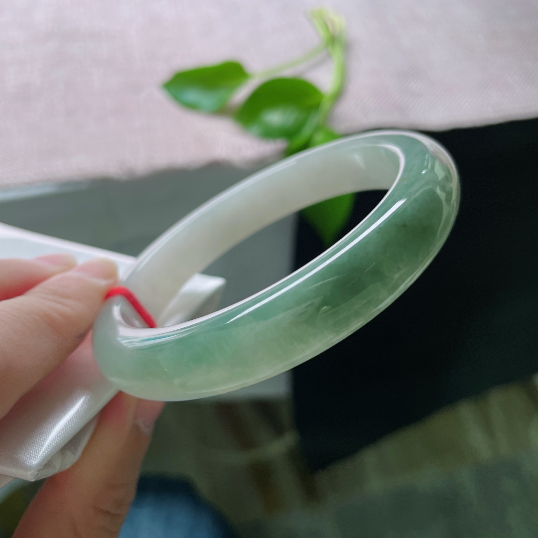 60.1/12.1/8.8，油绿底正圈，大圈口，水润细腻，天青色等烟雨，棉线，ss49707a