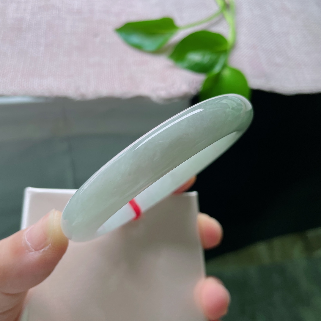 57.5/11.7/8.7，浅绿底正圈，质地温润细腻，水头好，从容自若，一点皮纹不显，ss48140a