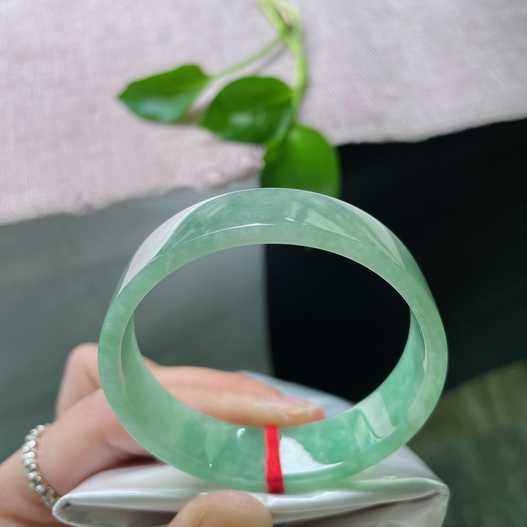 53.6/14/3.9，豆绿方镯，色如春芽，质若凝，佩戴舒适显白，ss50202a